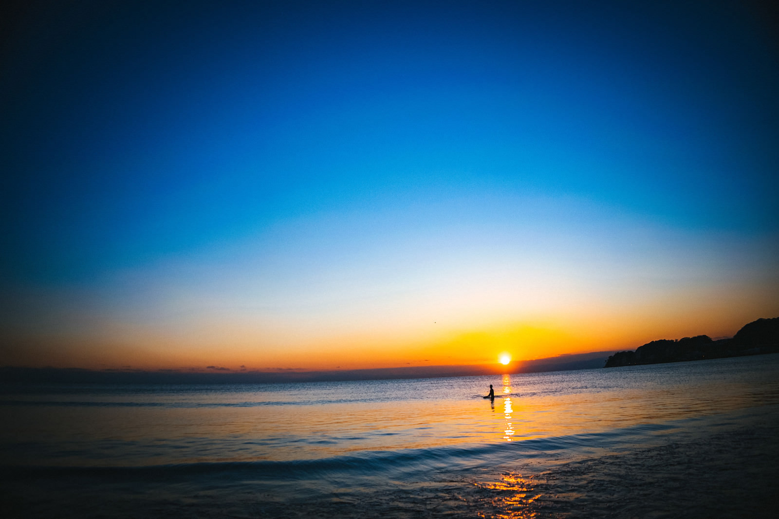 夕日の焼けた海に浮かぶサーファーの写真 画像 を無料ダウンロード フリー素材のぱくたそ