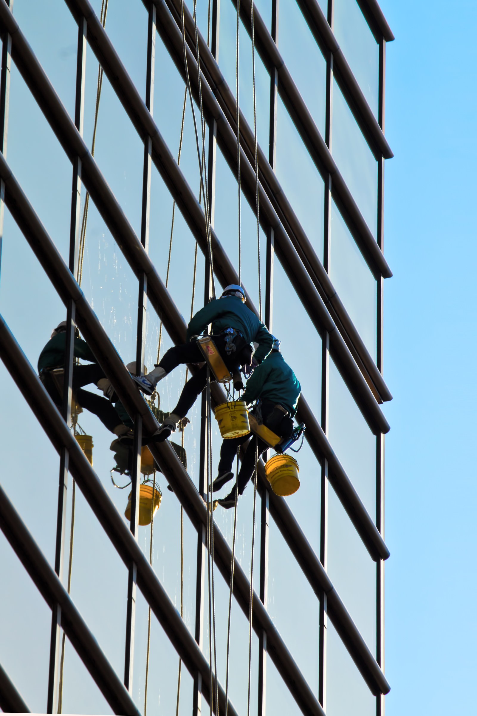 高所の窓拭き作業員の写真 画像 を無料ダウンロード フリー素材のぱくたそ