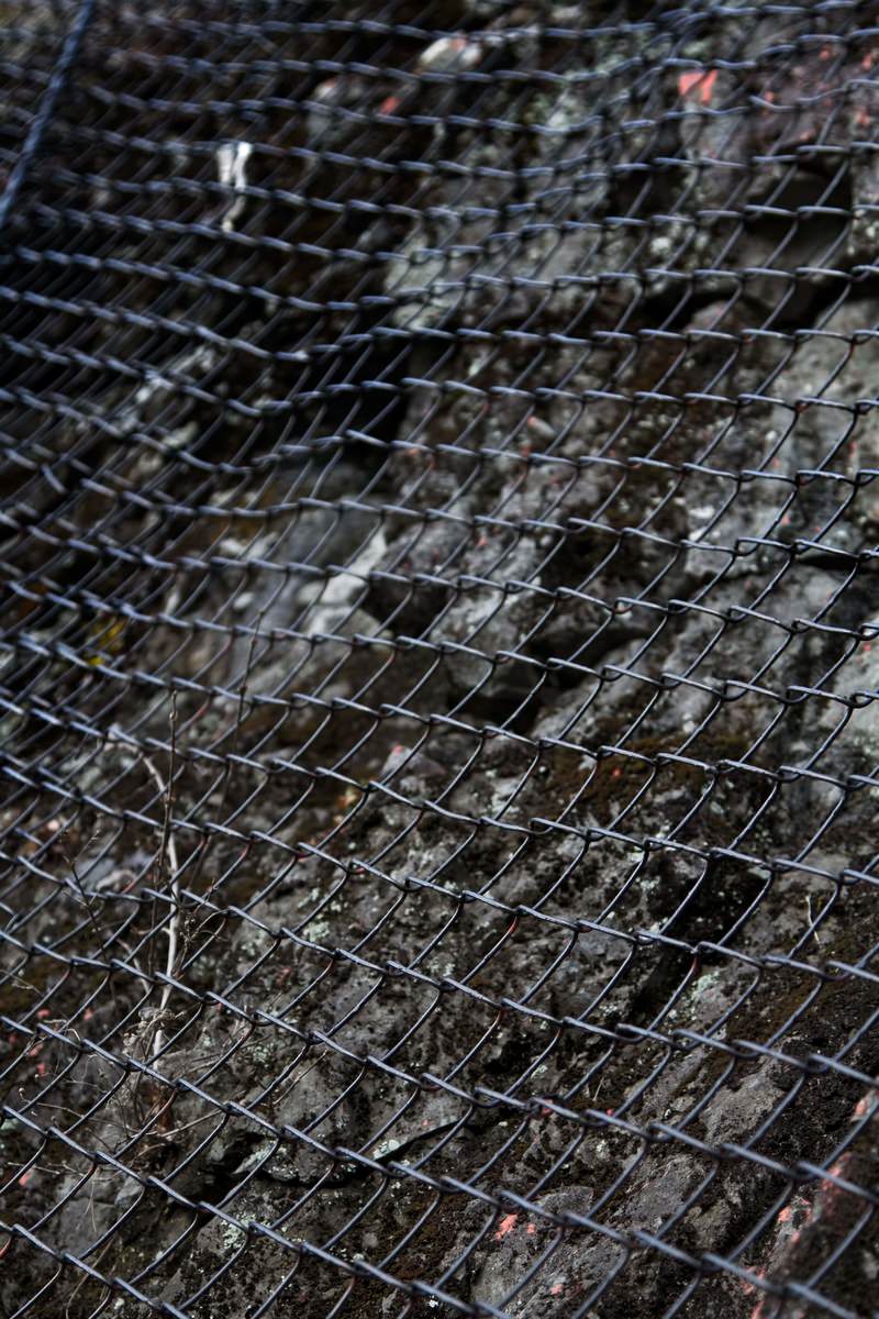 「落石防止の金網 | フリー素材のぱくたそ」の写真