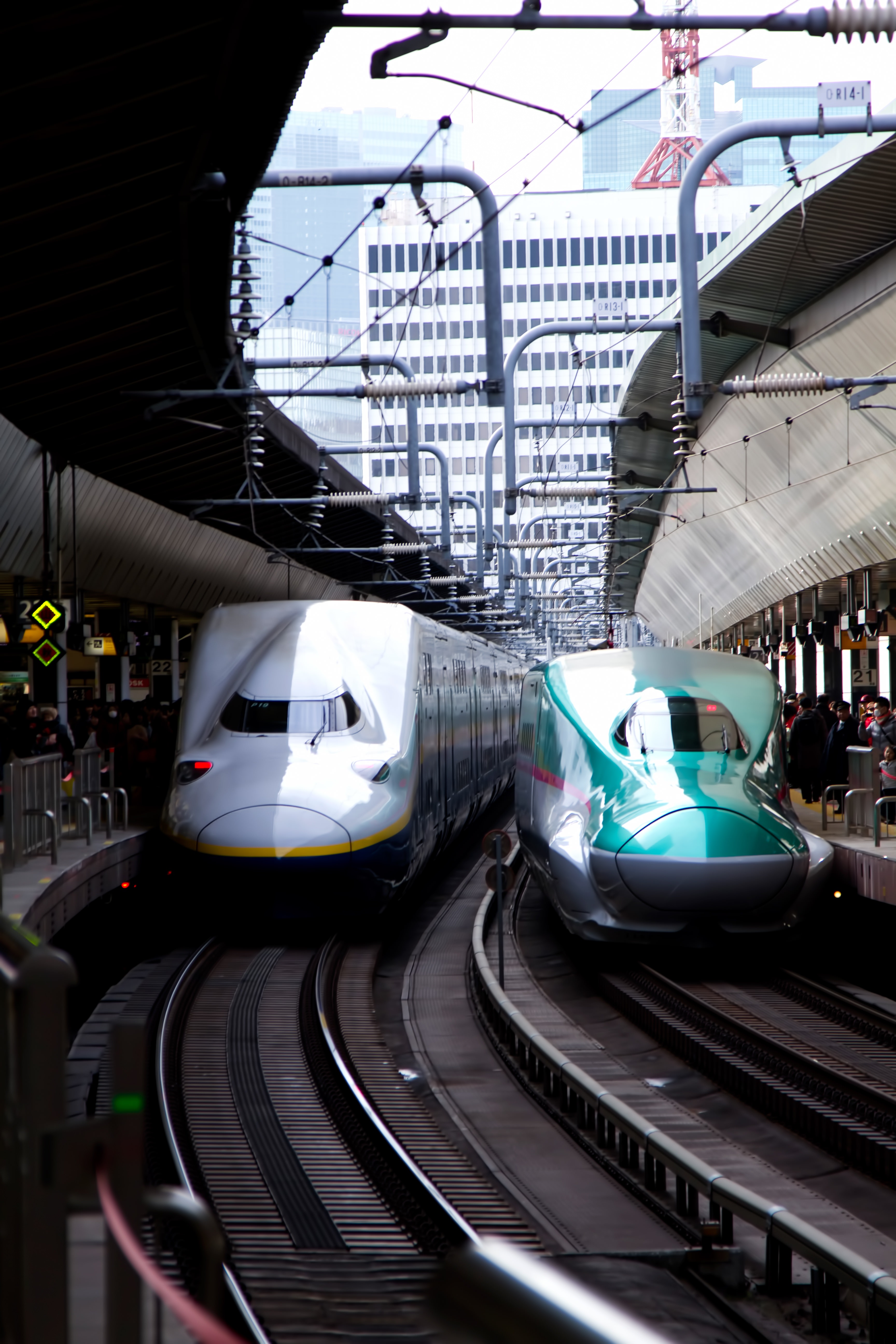 ホームに停車中の新幹線はやぶさの写真素材 ぱくたそ