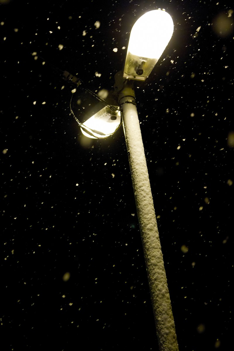 降り散る夜の雪の写真を無料ダウンロード フリー素材 ぱくたそ