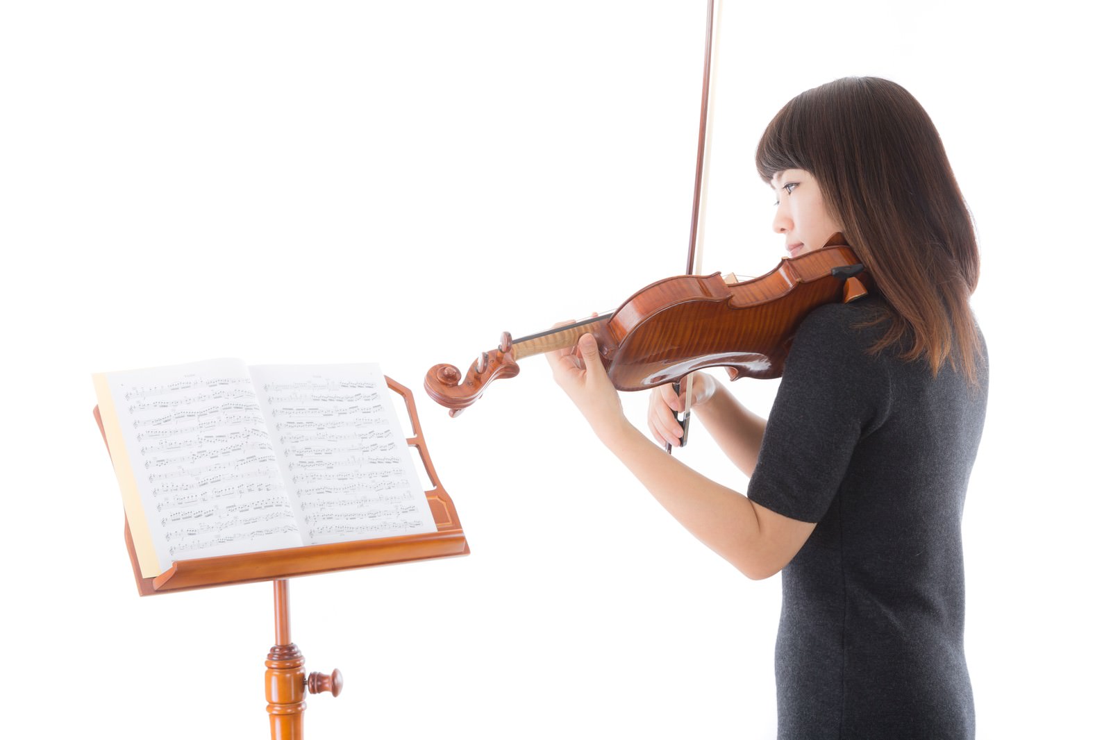 「新しい曲を譜読みをする女性 | フリー素材のぱくたそ」の写真［モデル：yukiko］