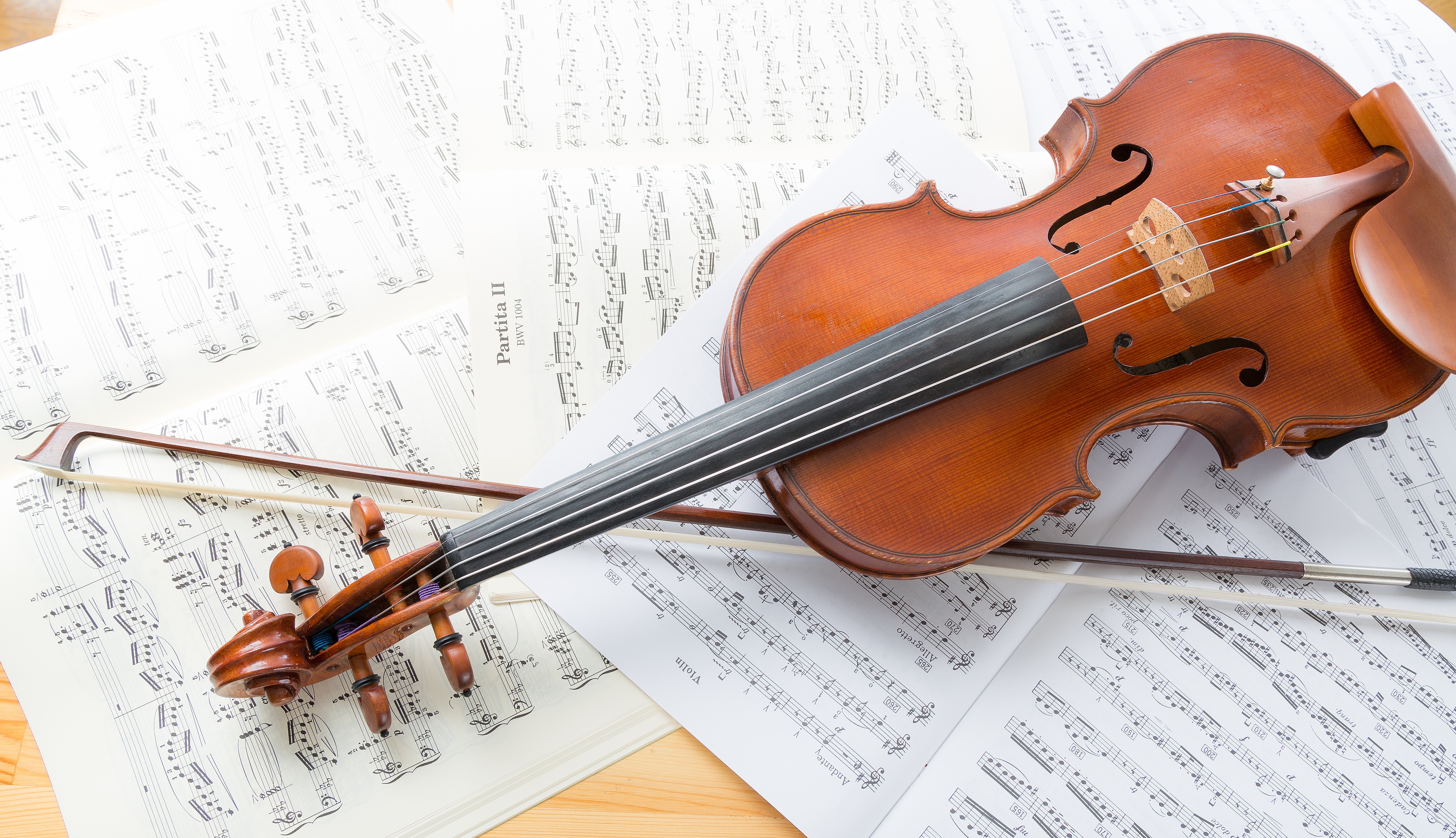 楽譜とヴァイオリンの写真を無料ダウンロード フリー素材 ぱくたそ