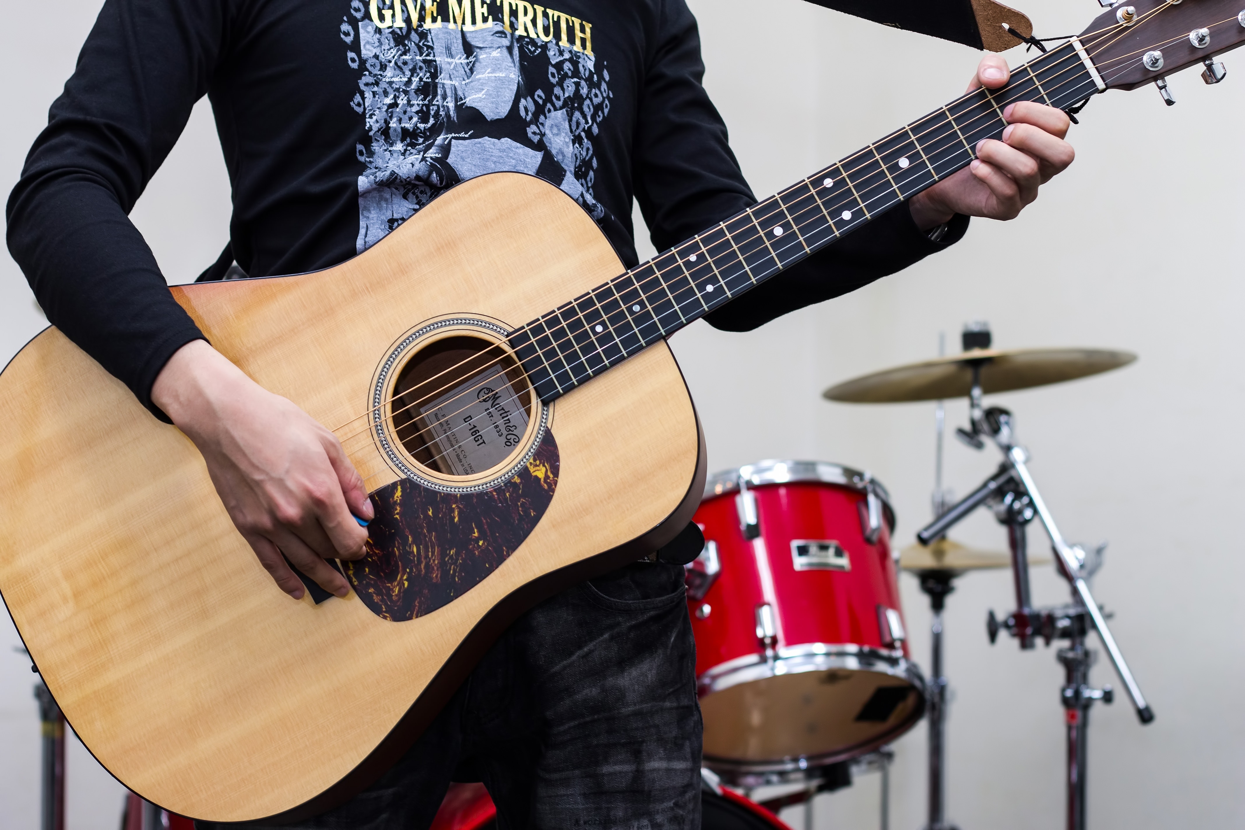 アコースティックギターを持つバンドマンの無料の写真素材 フリー素材 をダウンロード ぱくたそ