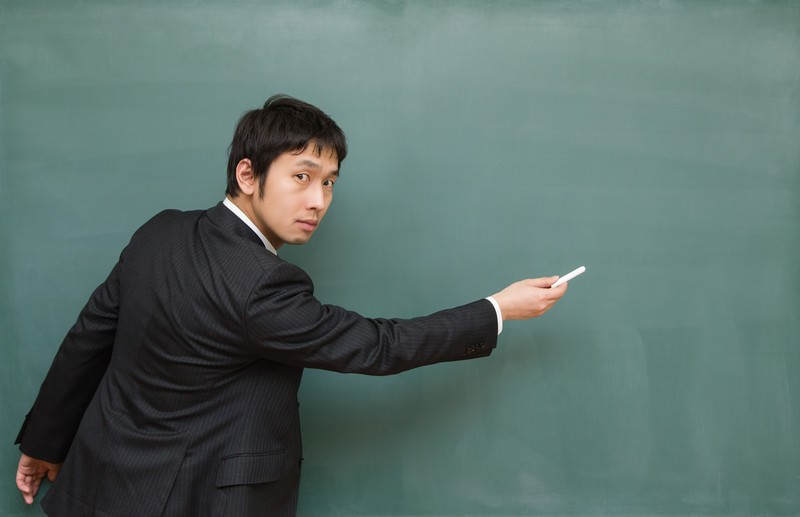 ここ出ますよ と黒板を指す先生の写真を無料ダウンロード フリー素材 ぱくたそ