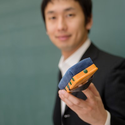 「黒板消しを渡そうとする先生」の写真素材