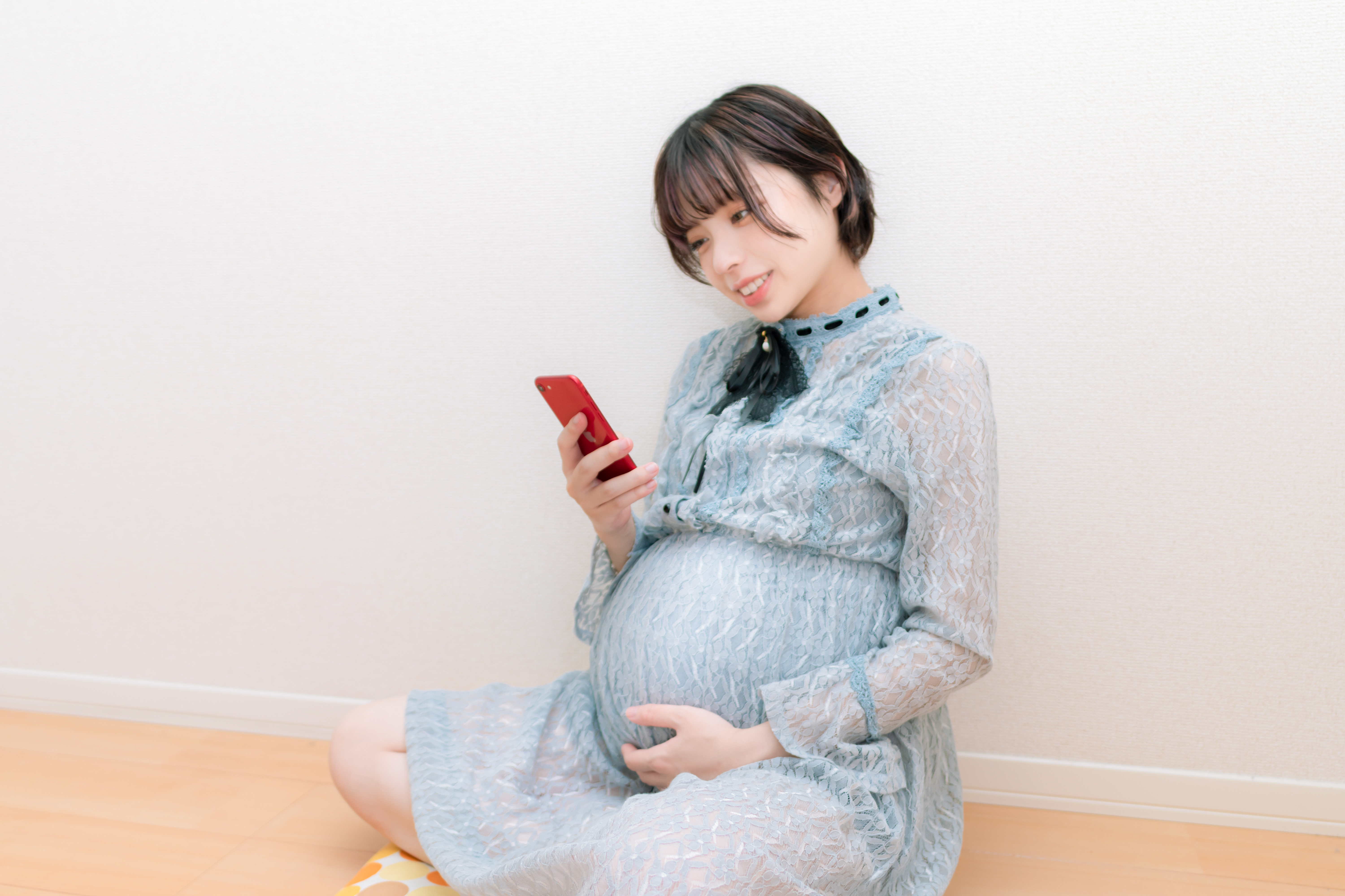 臨月のお腹の張りを確認しながらアプリでチェックするの無料写真素材 - ID.81427｜ぱくたそ