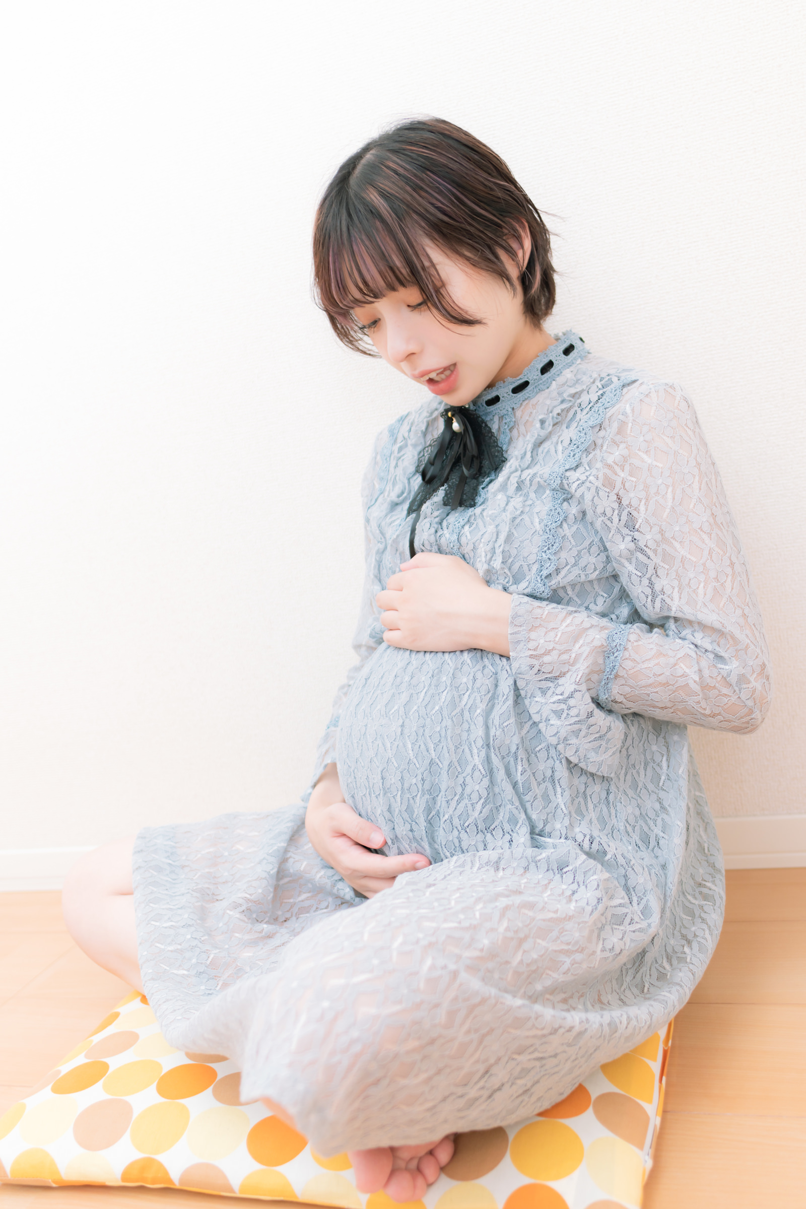 胎動を感じる妊婦の写真素材 ぱくたそ