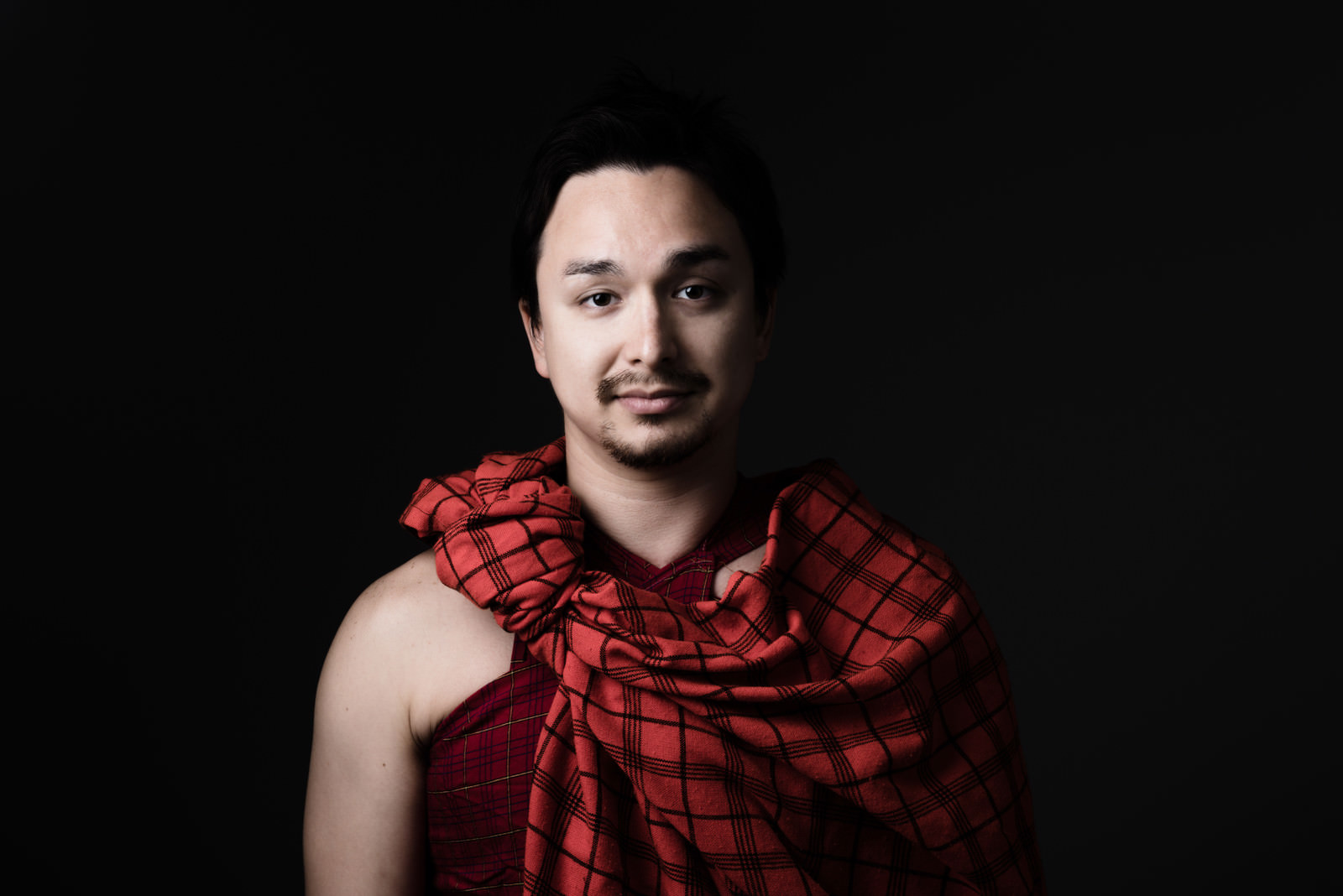 マサイ族の赤い民族衣装を着ましたの写真素材 ぱくたそ