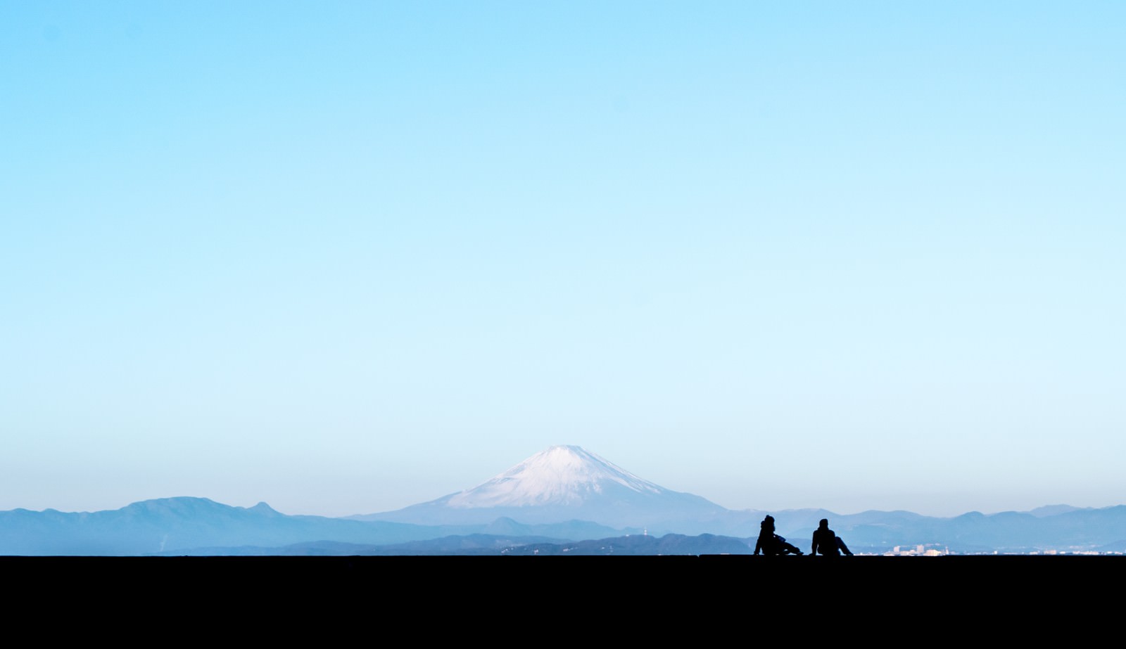 富士山を見るカップルのシルエットの写真を無料ダウンロード フリー素材 ぱくたそ