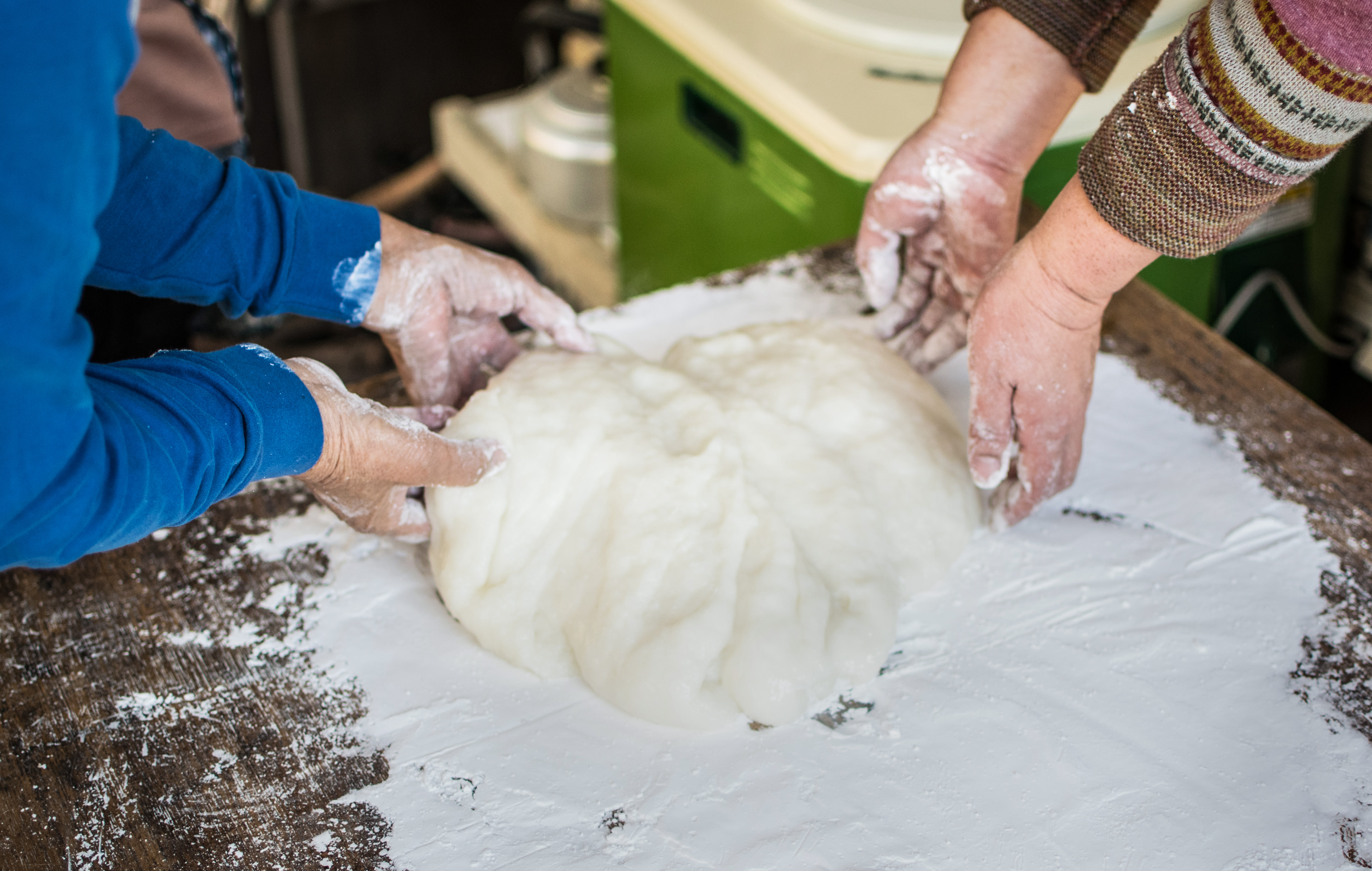 つきたての餅に餅とり粉 片栗粉 をつける様子の写真を無料ダウンロード フリー素材 ぱくたそ