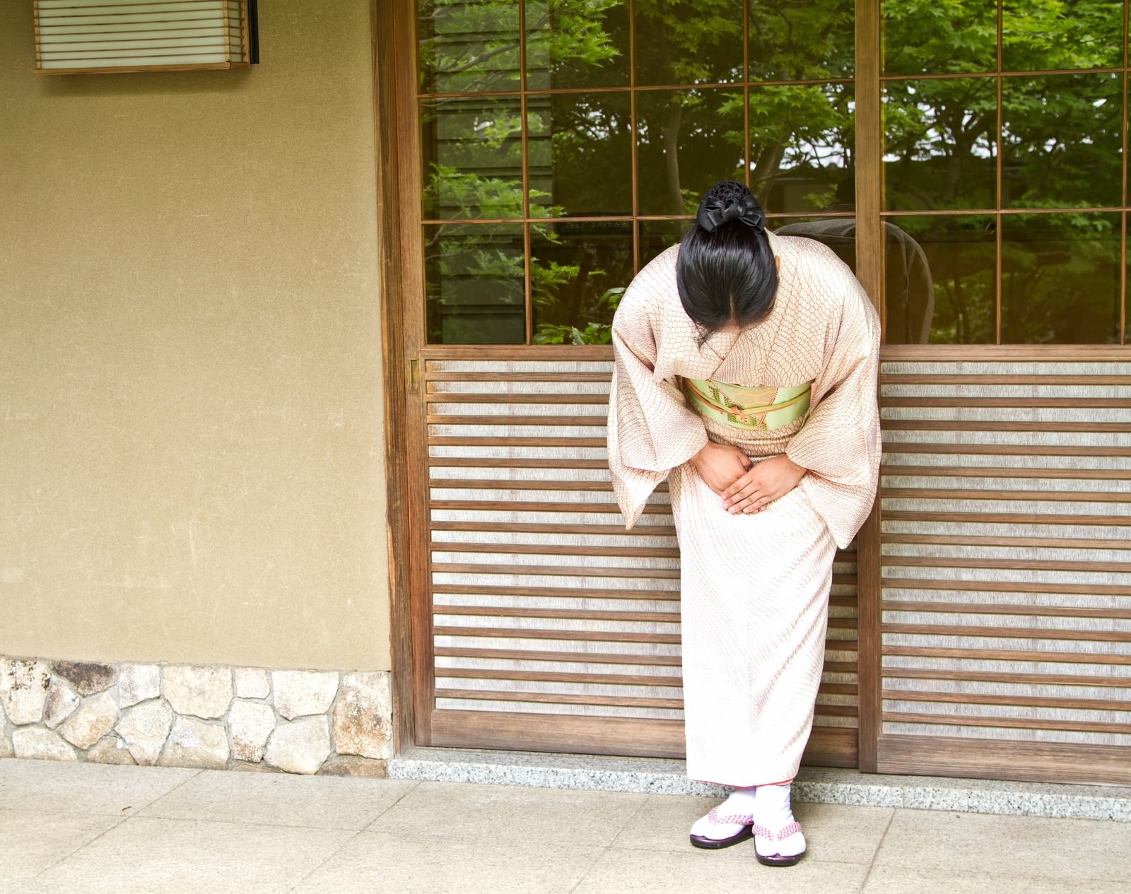 「玄関先でお出迎えする女将さん」の写真［モデル：きせんひろみ］