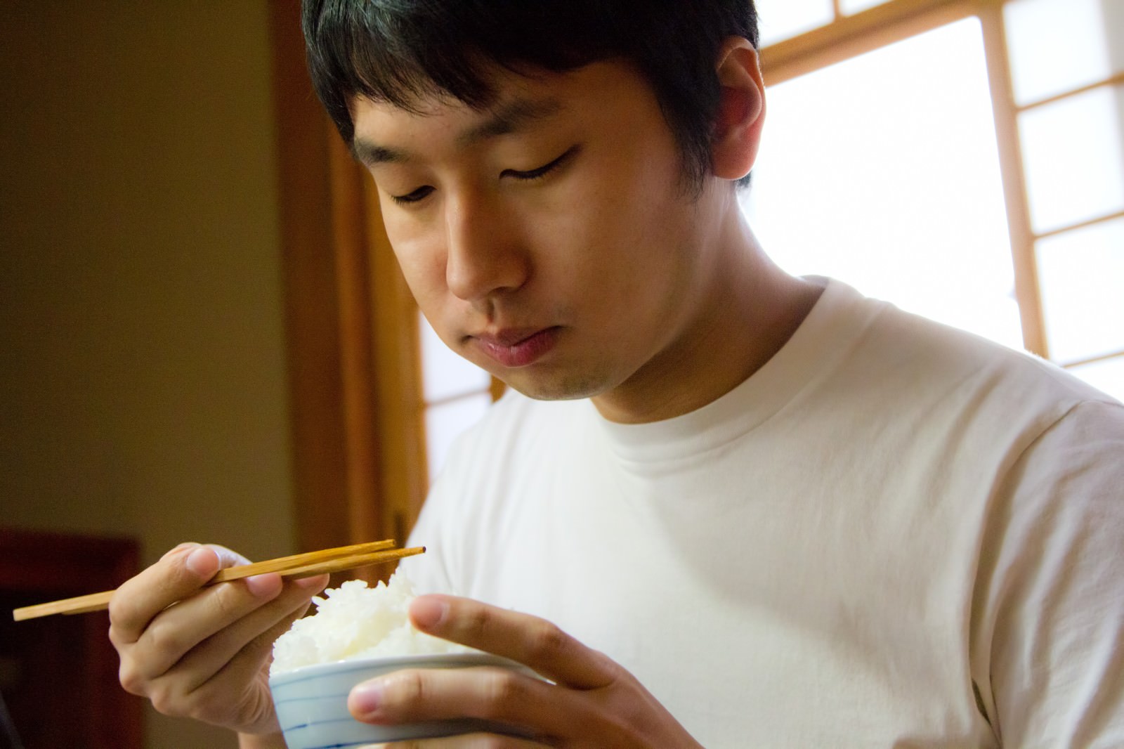 「ご飯をウマウマする男性ご飯をウマウマする男性」［モデル：大川竜弥］のフリー写真素材