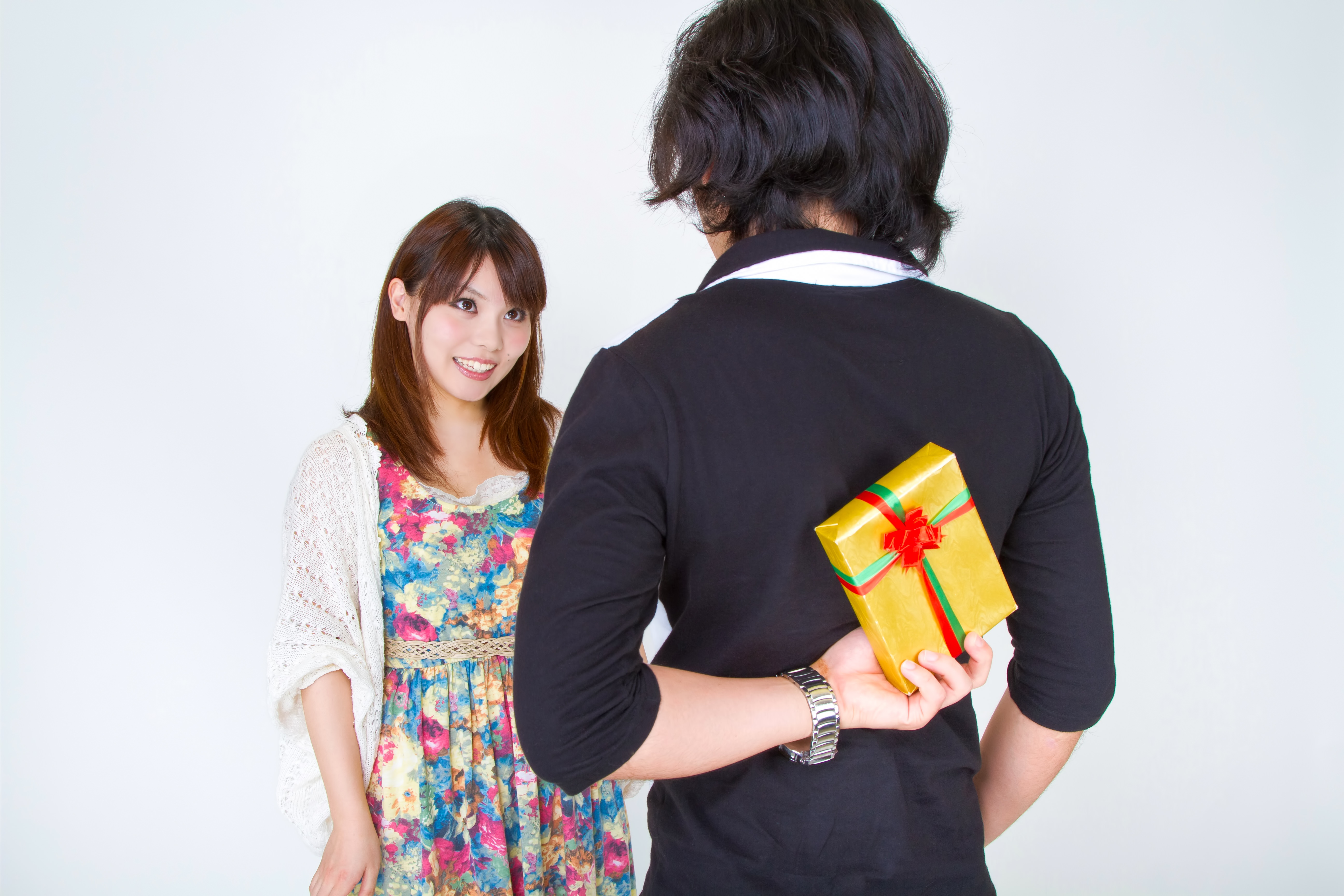 Подарил девушке игрушку. Подарки в Японии. Подарок в японской тематике. Девушка дарит подарок.
