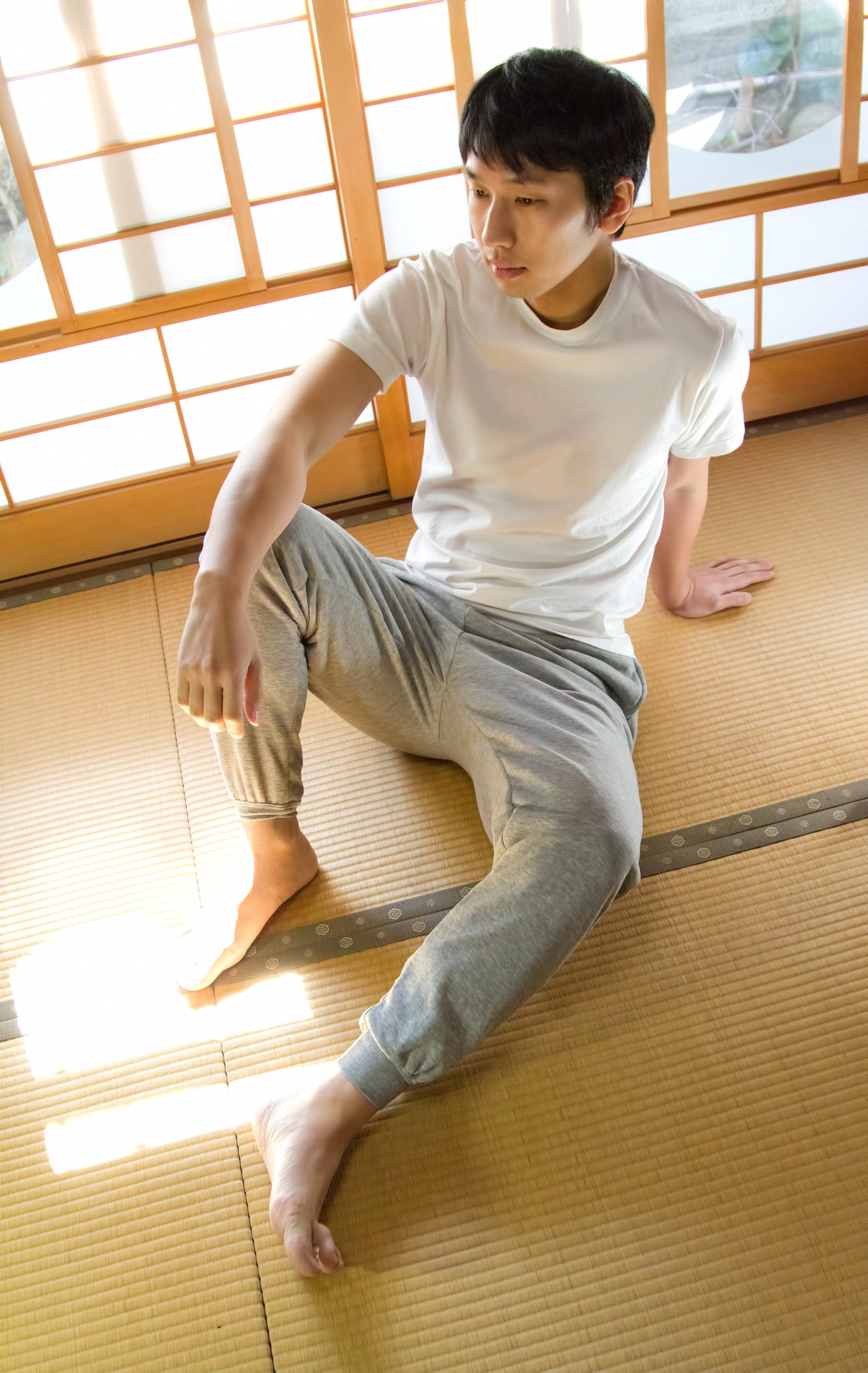 和室でくつろぐ男性の写真素材 ぱくたそ 和室でくつろぐ男性の写真素材 ぱくたそ