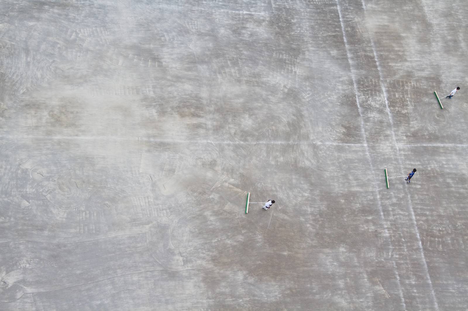 運動場を整備する少年の写真を無料ダウンロード フリー素材 ぱくたそ