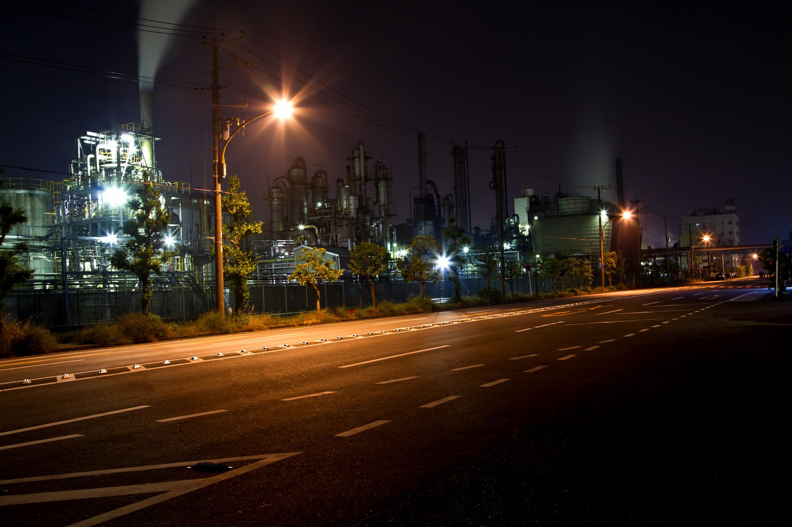 大きな道路と工場の夜景の写真素材 ぱくたそ