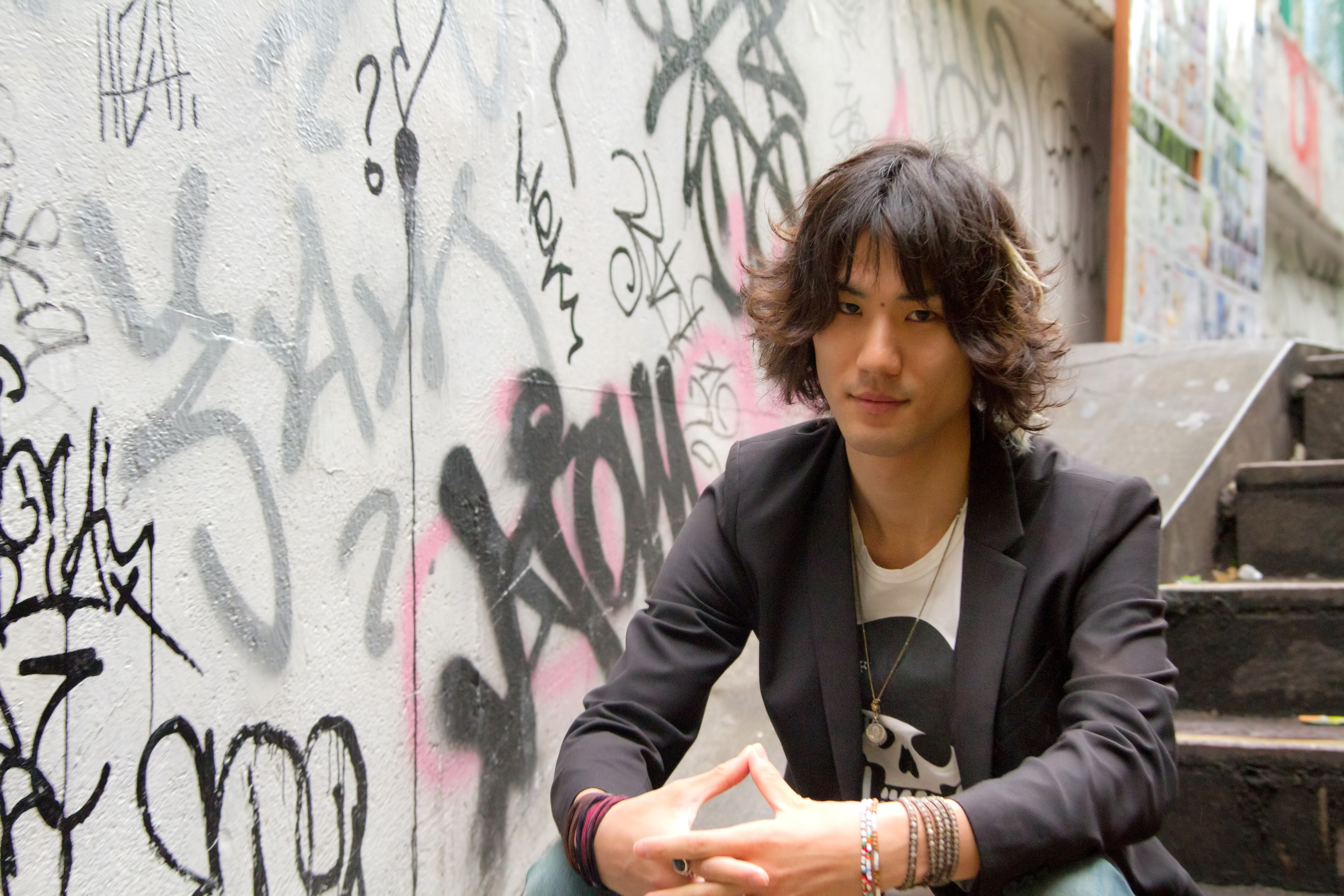 落書きされたかべとこちらを見る男性の写真素材 ぱくたそ