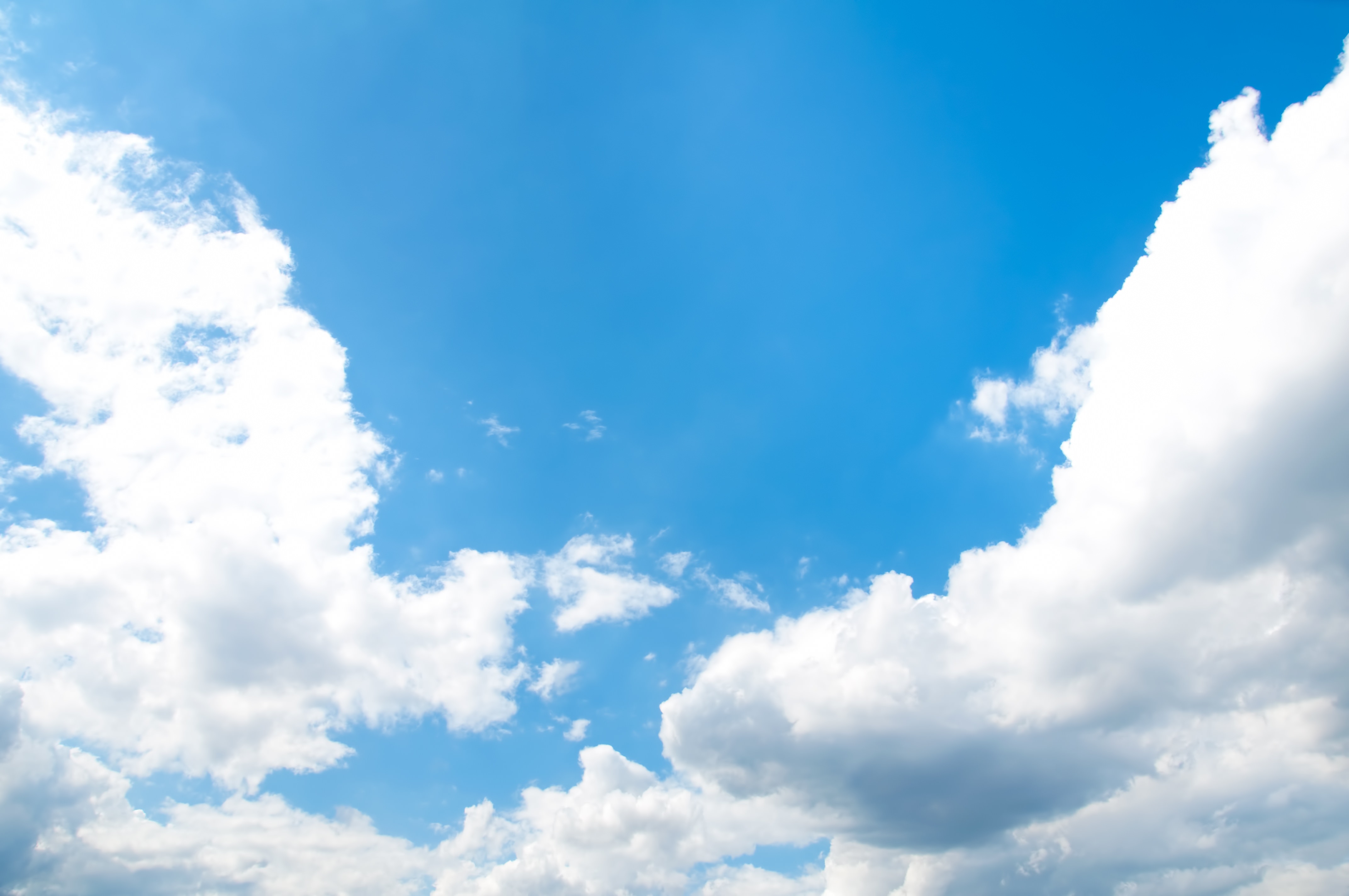 澄んだ青空と雲の写真を無料ダウンロード フリー素材 ぱくたそ