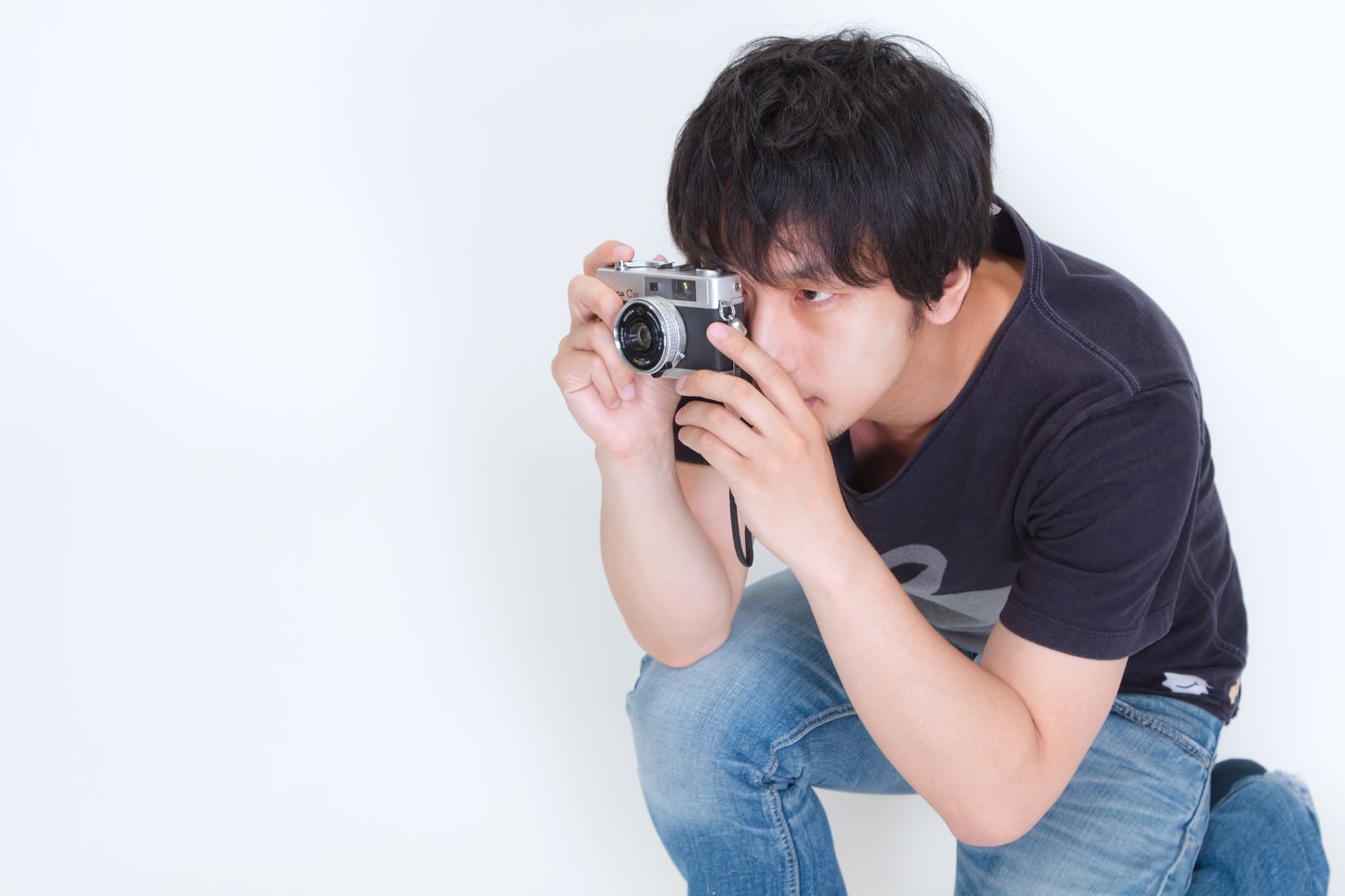 しゃがみこんでカメラを構える男性の写真 画像 を無料ダウンロード フリー素材のぱくたそ しゃがみこんでカメラを構える男性の写真 画像 を無料ダウンロード フリー素材のぱくたそ