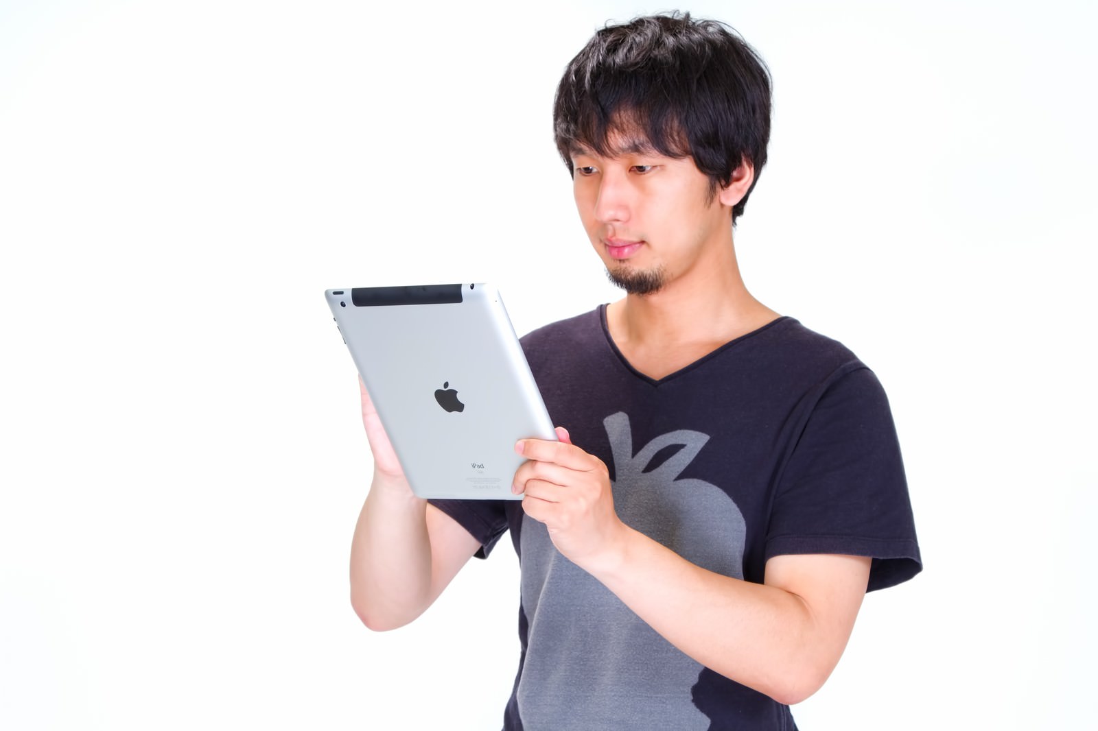 「iPad をいじる男性 | フリー素材のぱくたそ」の写真［モデル：大川竜弥］
