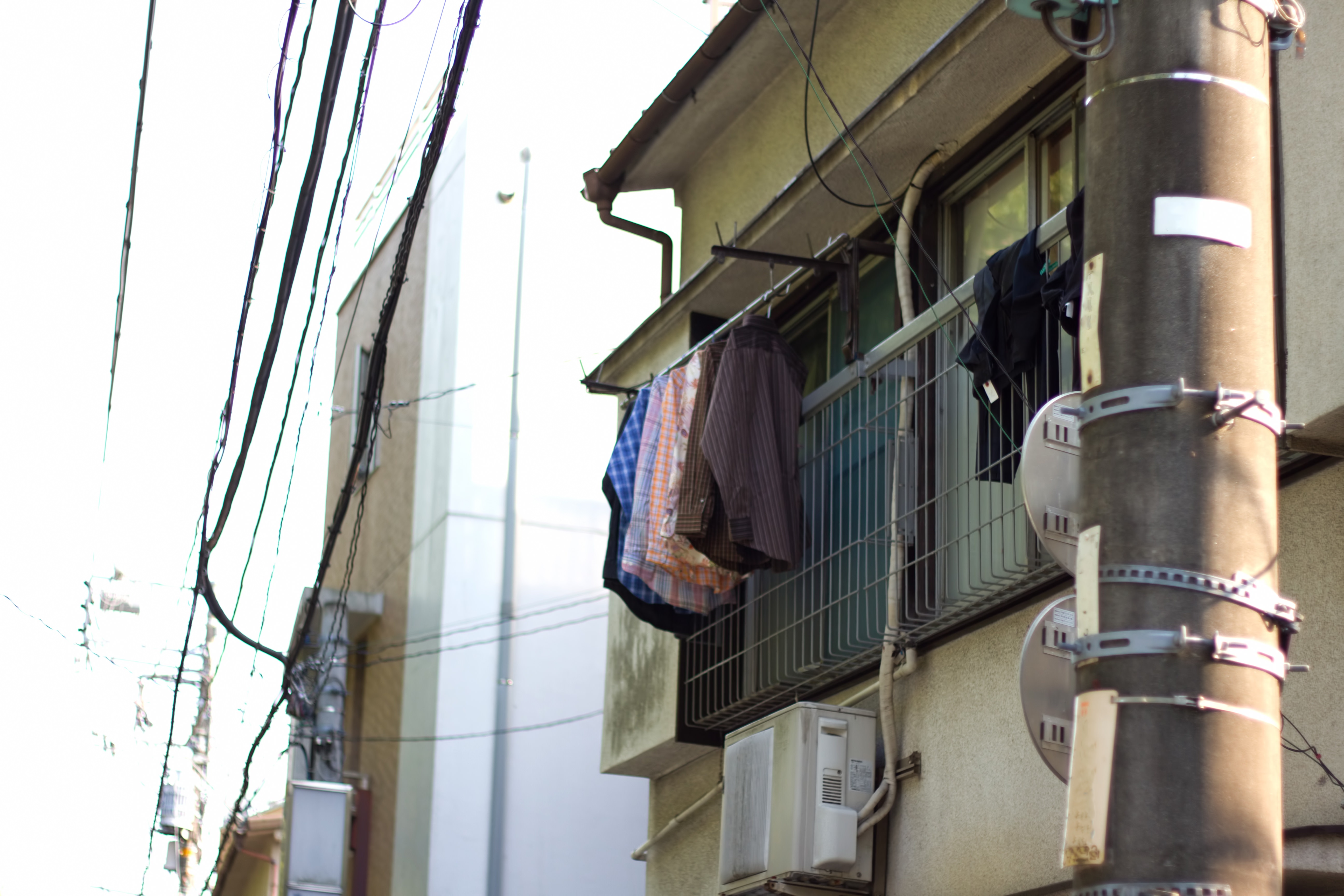 洗濯物が干された下町のアパートの写真素材 ぱくたそ