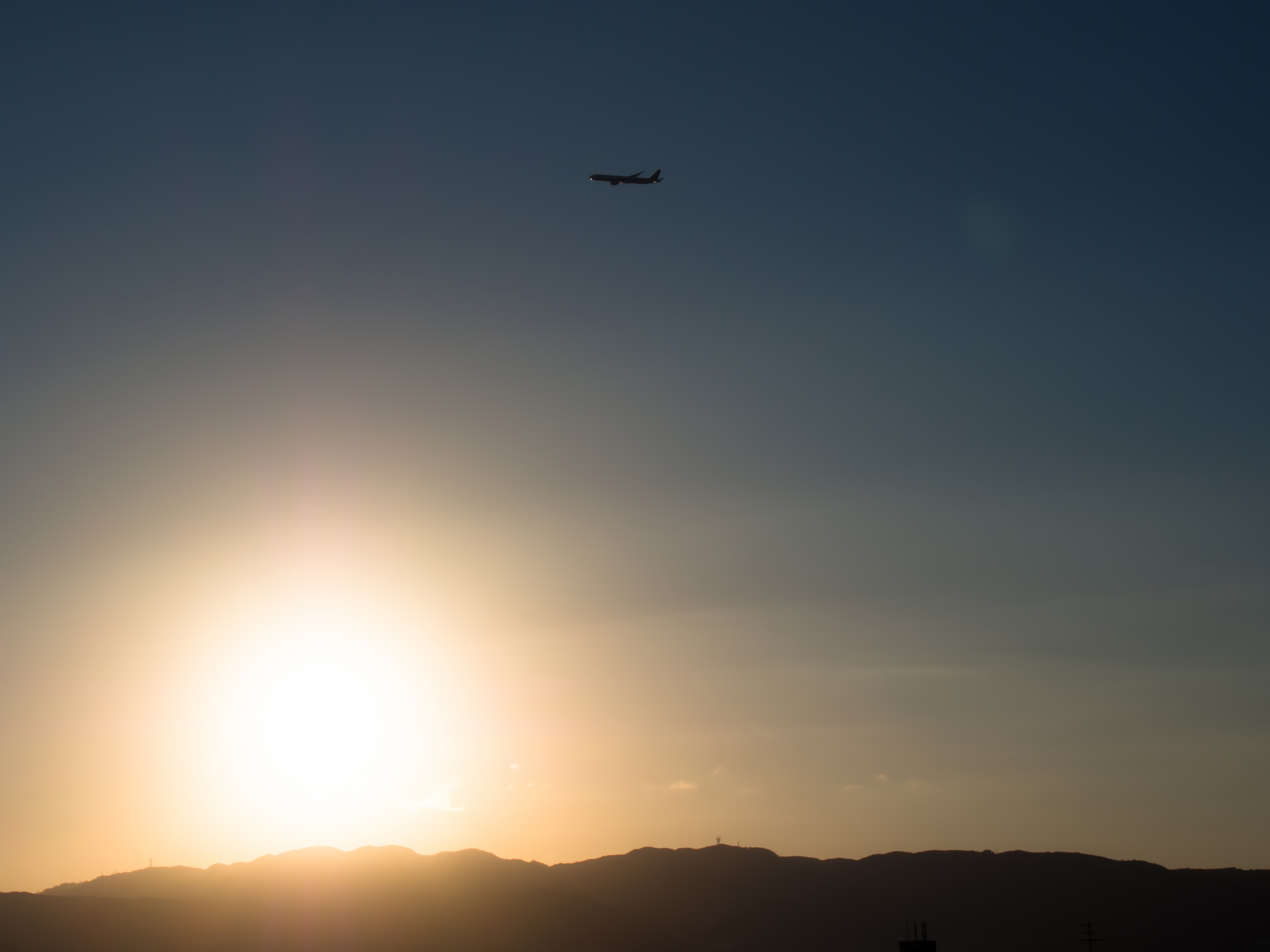 飛行機と夕日の写真 画像 を無料ダウンロード フリー素材のぱくたそ 飛行機と夕日の写真 画像 を無料ダウンロード フリー素材のぱくたそ