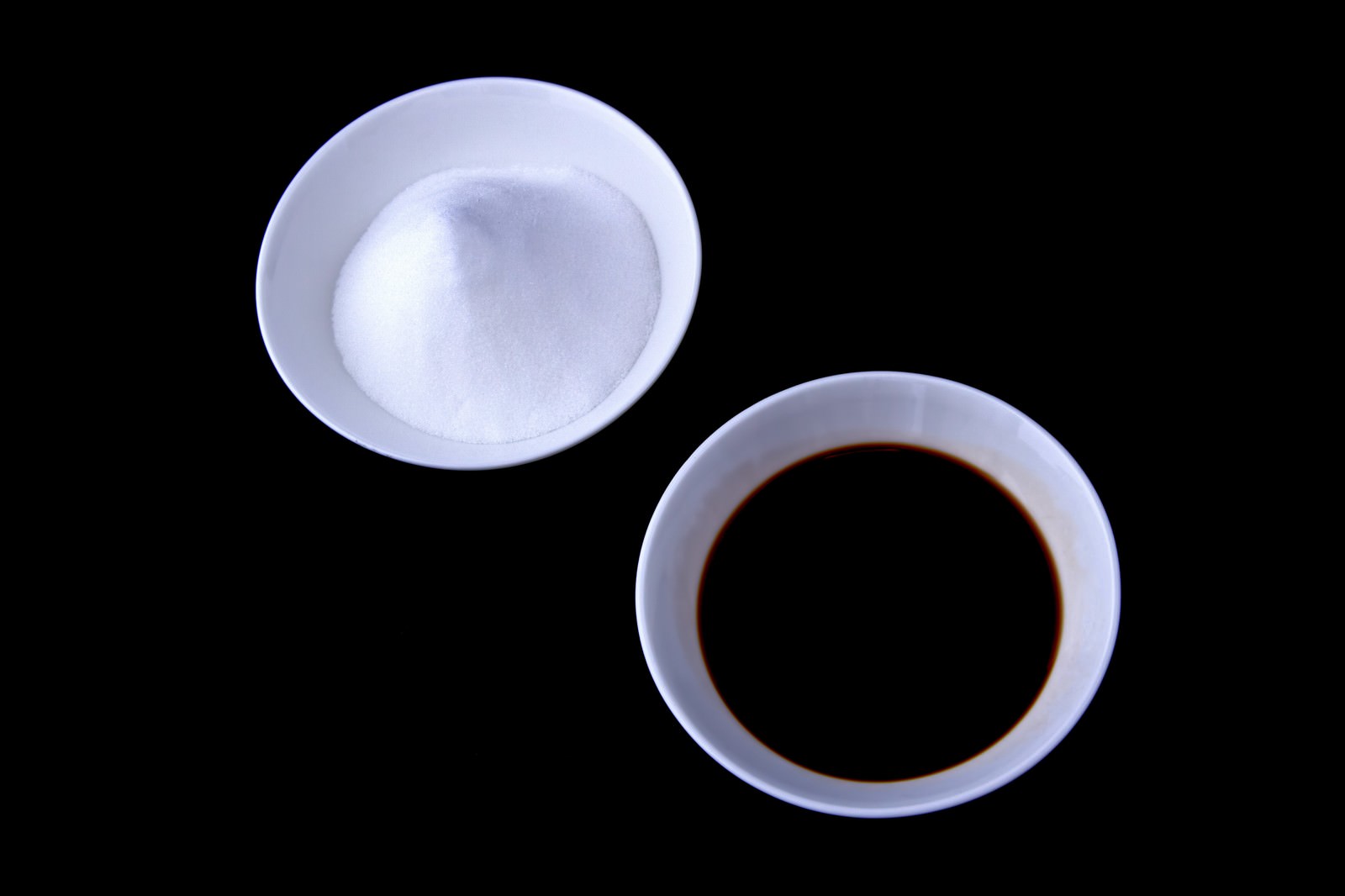 お皿に並べられた塩としょうゆの写真を無料ダウンロード フリー素材 ぱくたそ