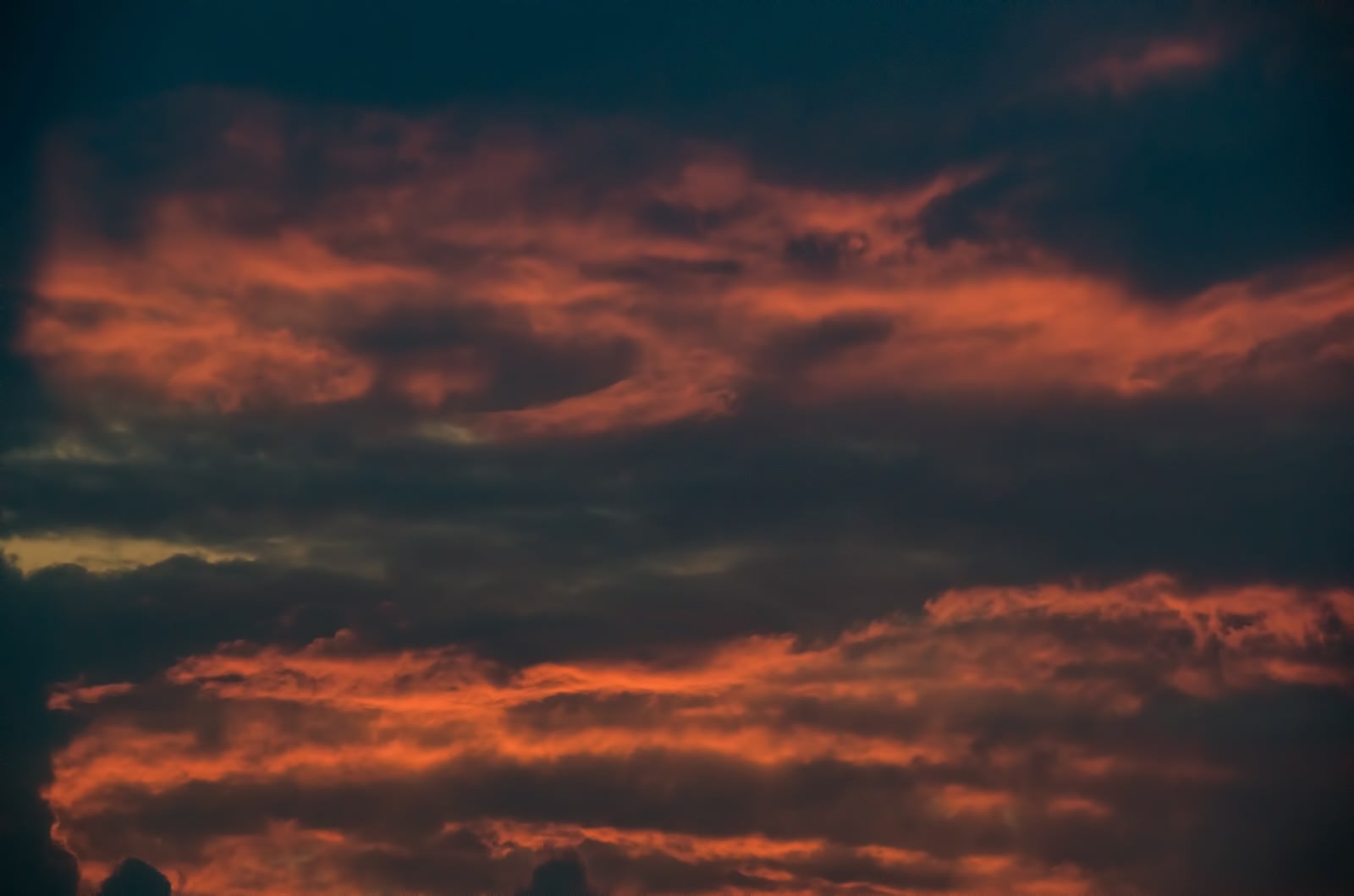 夕暮れの雲の写真 画像 を無料ダウンロード フリー素材のぱくたそ 夕暮れの雲の写真 画像 を無料ダウンロード フリー素材のぱくたそ