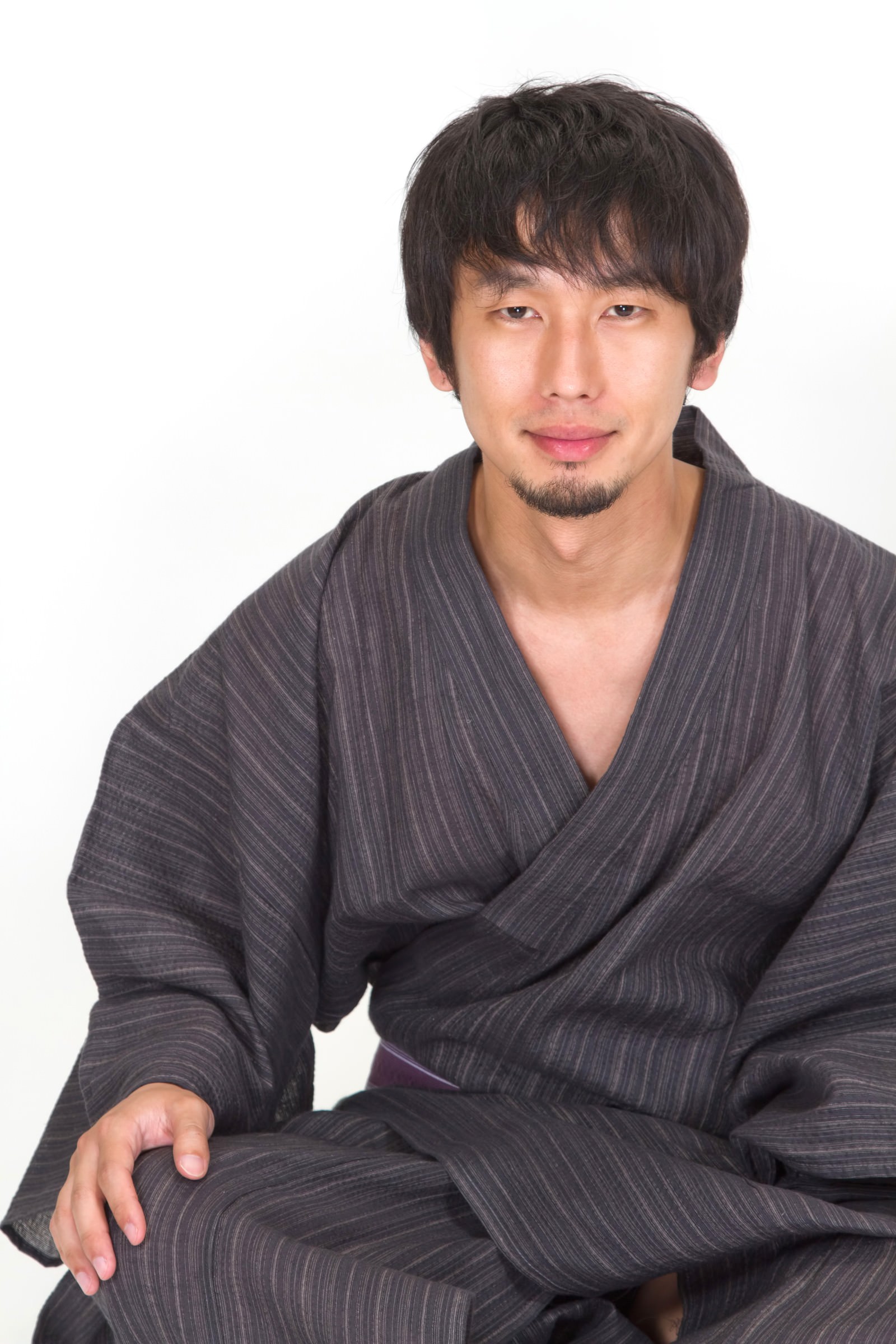 胡坐を書いてこちらを見る男性の写真素材 ぱくたそ