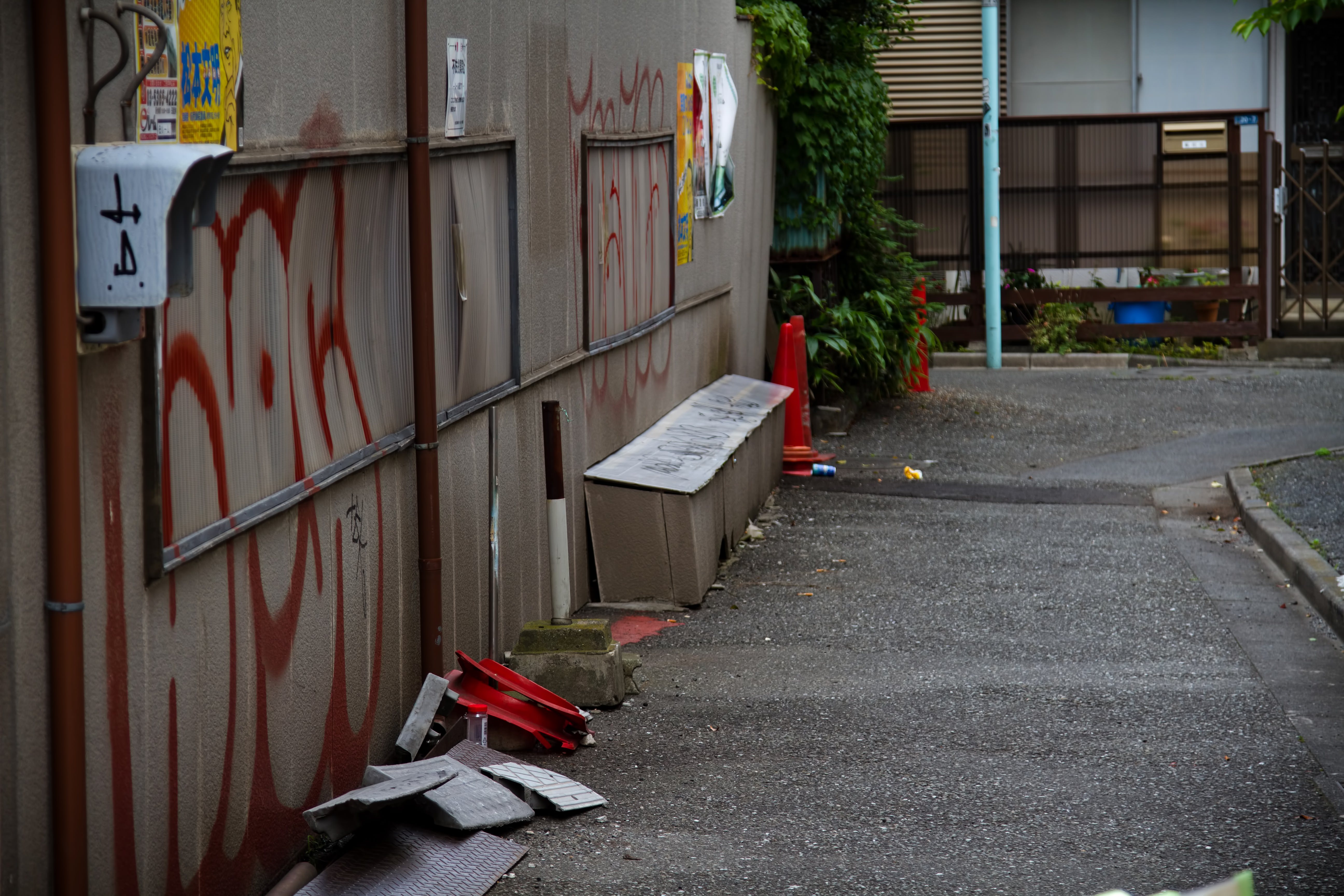 落書きとゴミの路地裏の写真を無料ダウンロード フリー素材 ぱくたそ