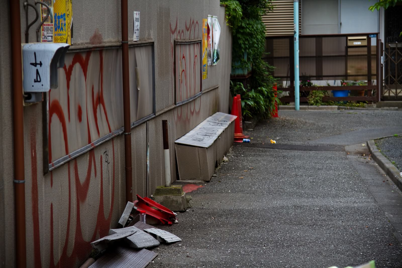 落書きとゴミの路地裏の写真素材を拡大 トリミング加工 ぱくたそ