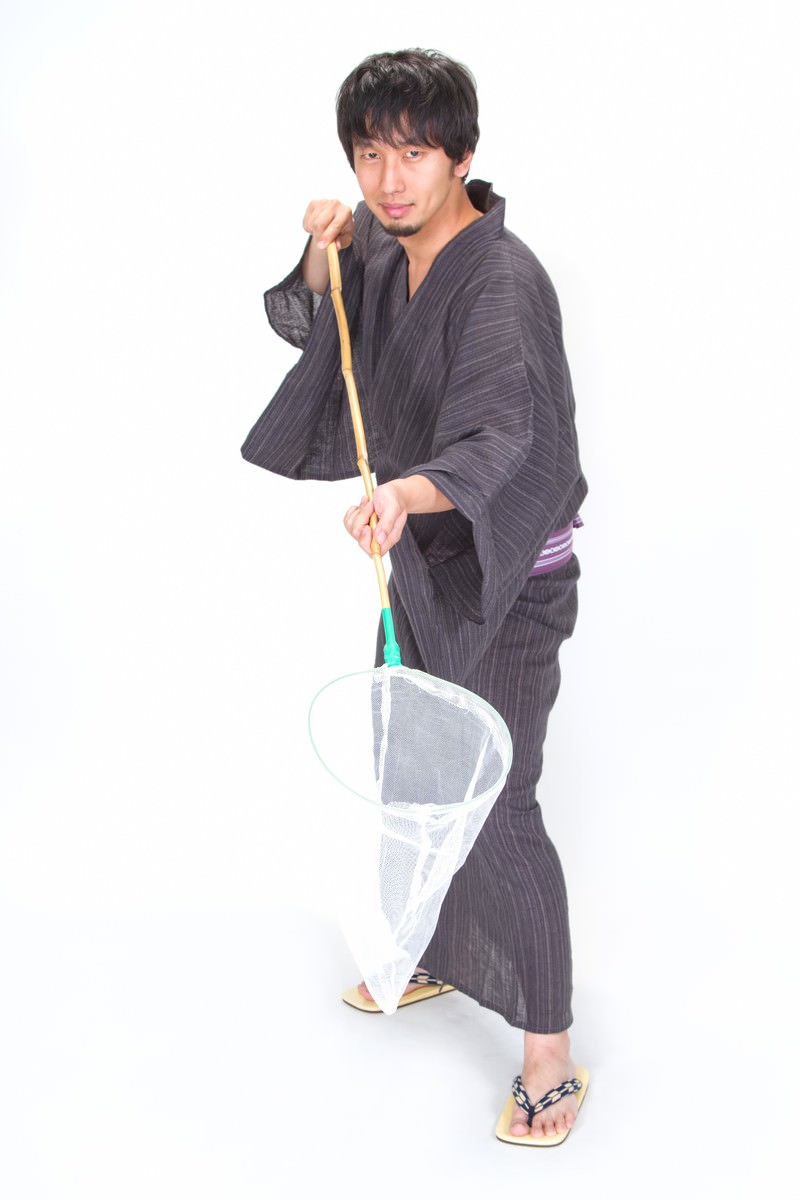 「虫取り網でセイッ！浴衣男子 | フリー素材のぱくたそ」の写真［モデル：大川竜弥］