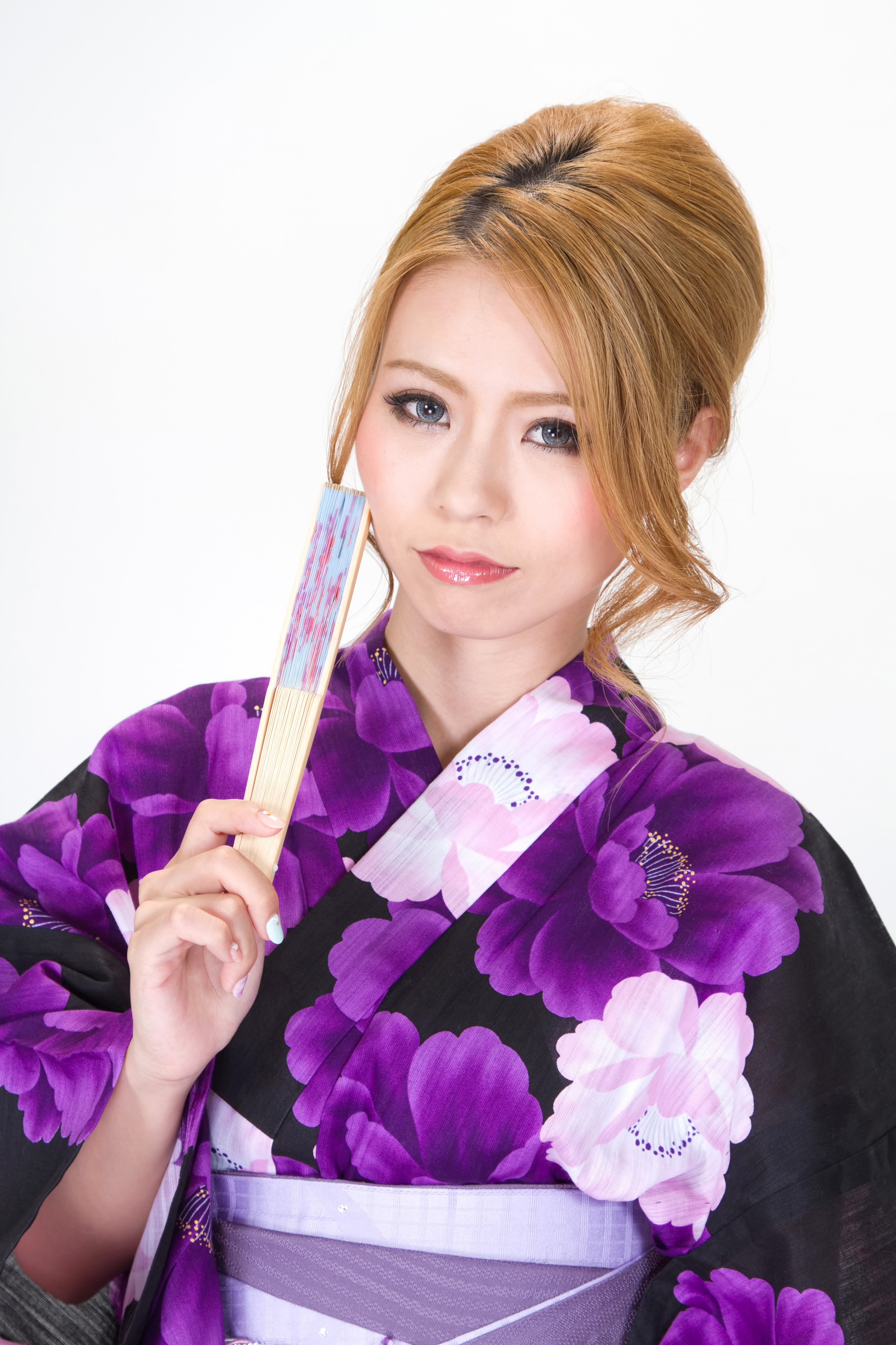 扇子を持ちこちらを向く今時の浴衣の女性の写真素材 ぱくたそ