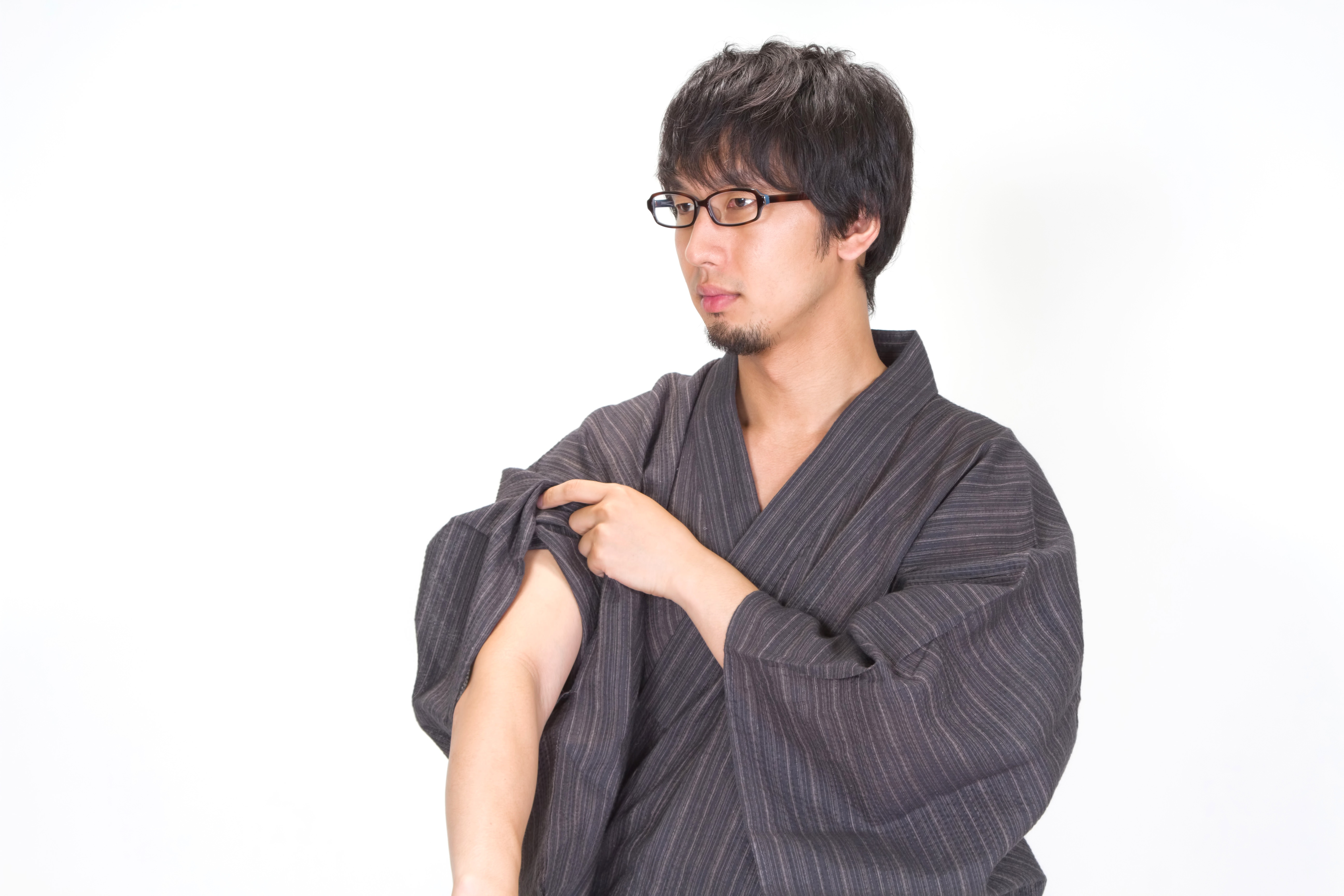 腕まくりをする眼鏡浴衣男子の写真を無料ダウンロード フリー素材 ぱくたそ 腕まくりをする眼鏡浴衣男子の写真を無料ダウンロード フリー素材 ぱくたそ