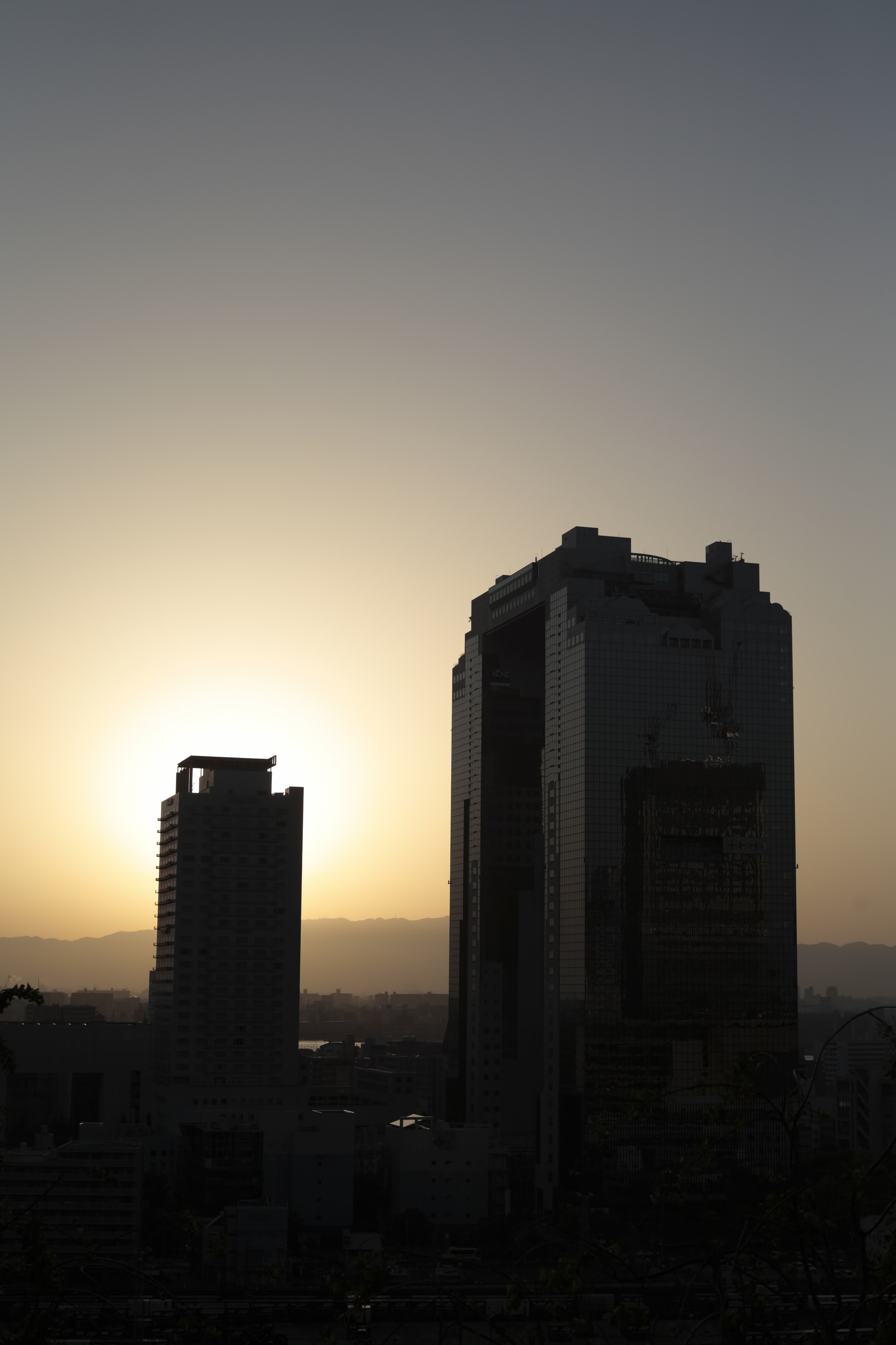 夕焼けとビルのシルエットの写真素材 ぱくたそ