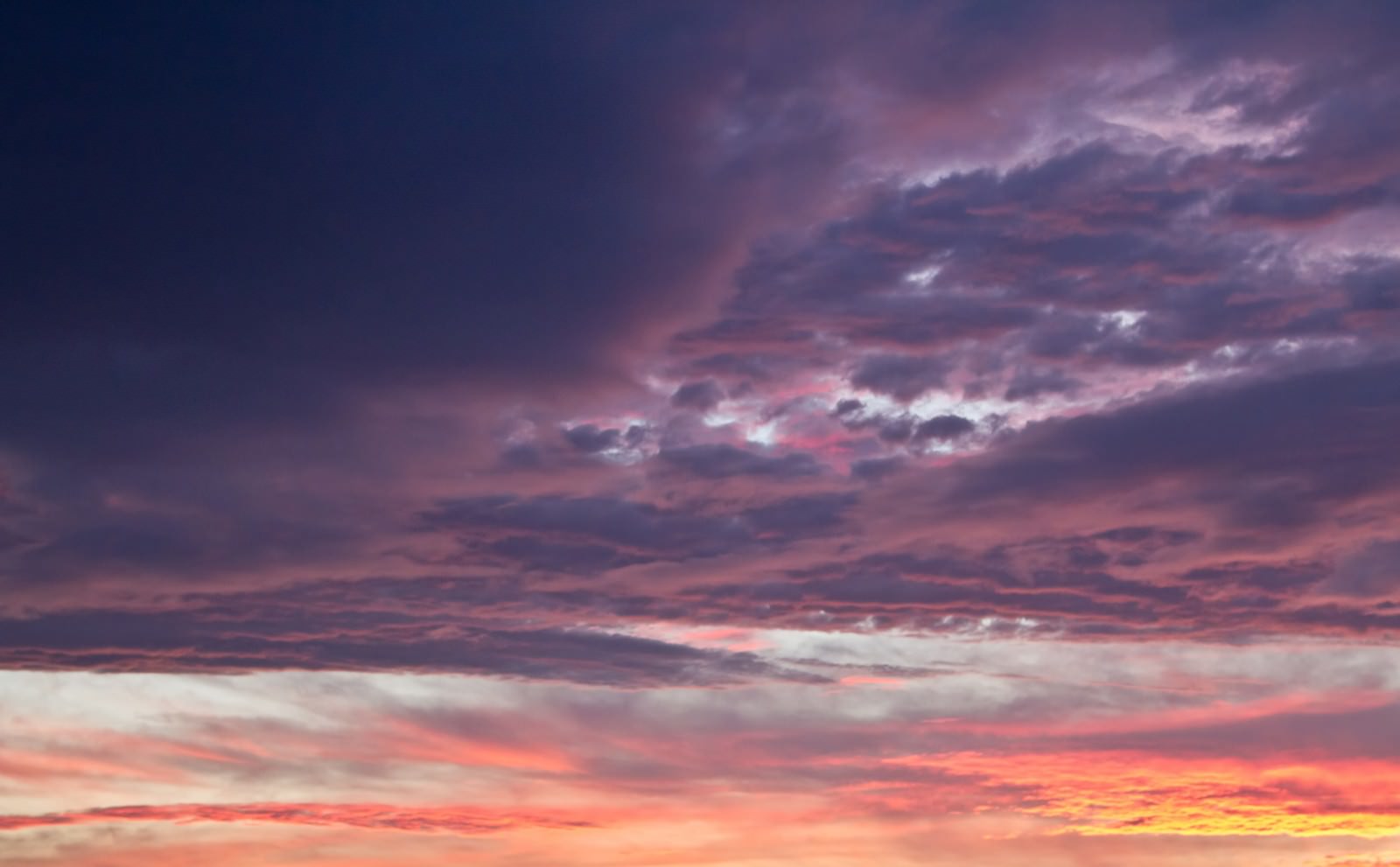 夕焼け色の空と雲の写真を無料ダウンロード フリー素材 ぱくたそ