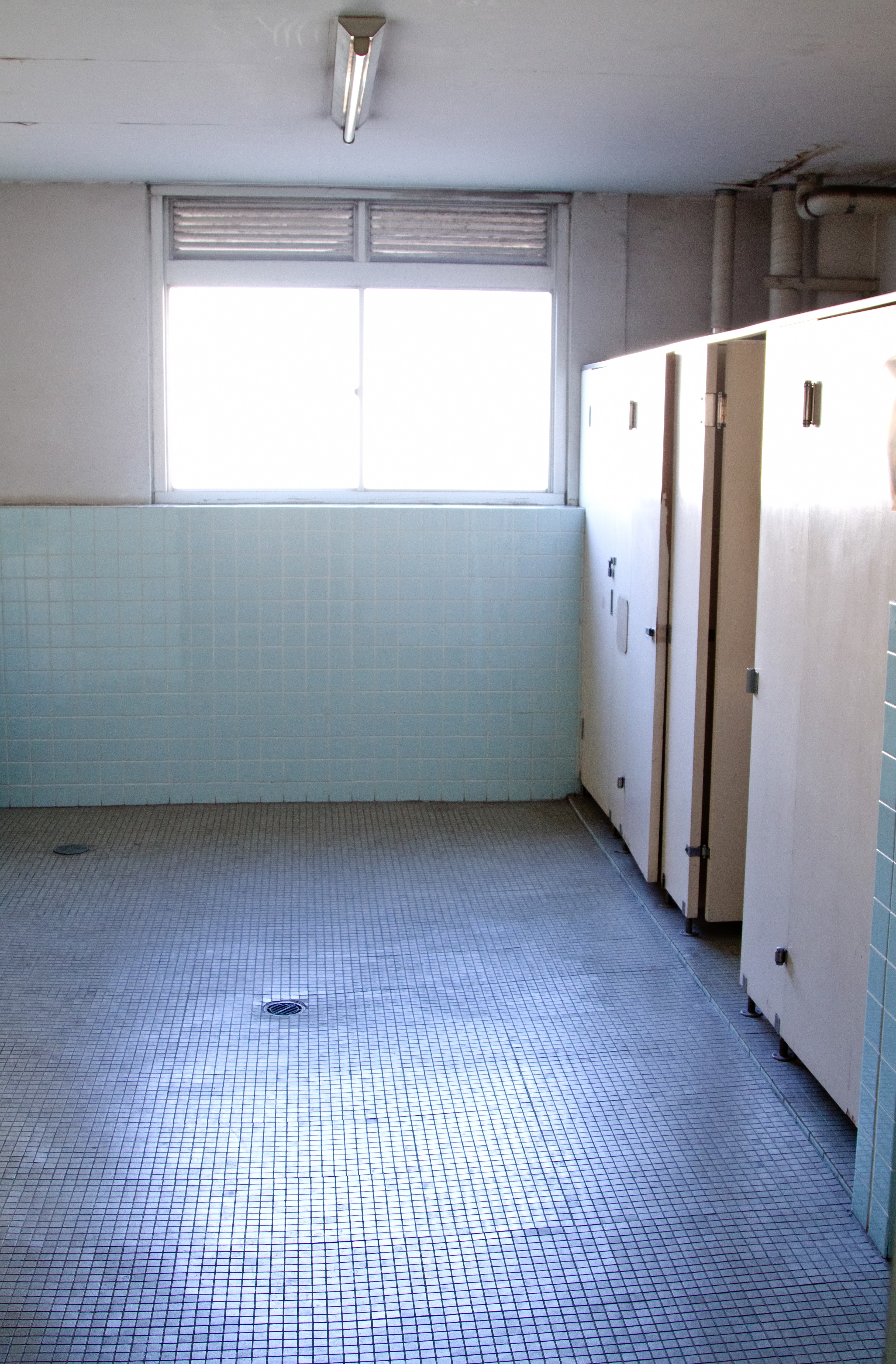 学校のトイレの写真を無料ダウンロード フリー素材 ぱくたそ