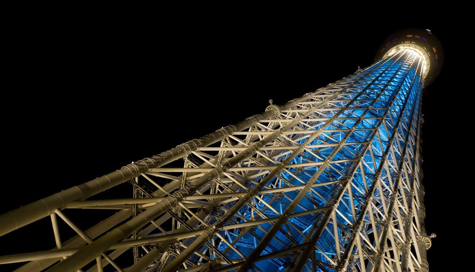 下から見上げるスカイツリー 夜景 の写真 画像 フリー素材 ぱくたそ