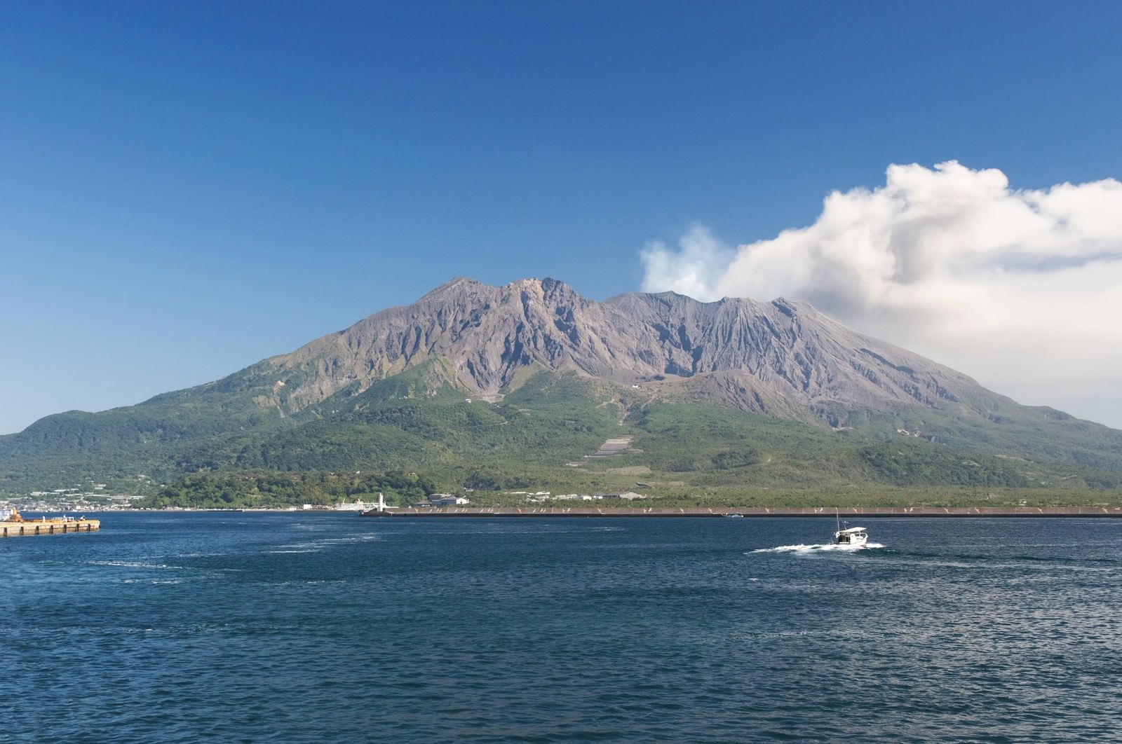 噴煙をあげる桜島の写真を無料ダウンロード フリー素材 ぱくたそ