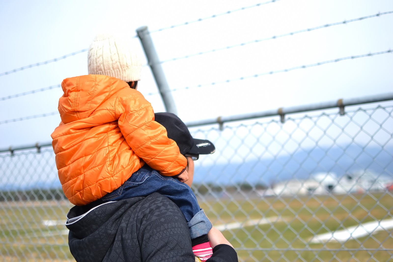 「フェンスと肩車をした親子フェンスと肩車をした親子」のフリー写真素材を拡大