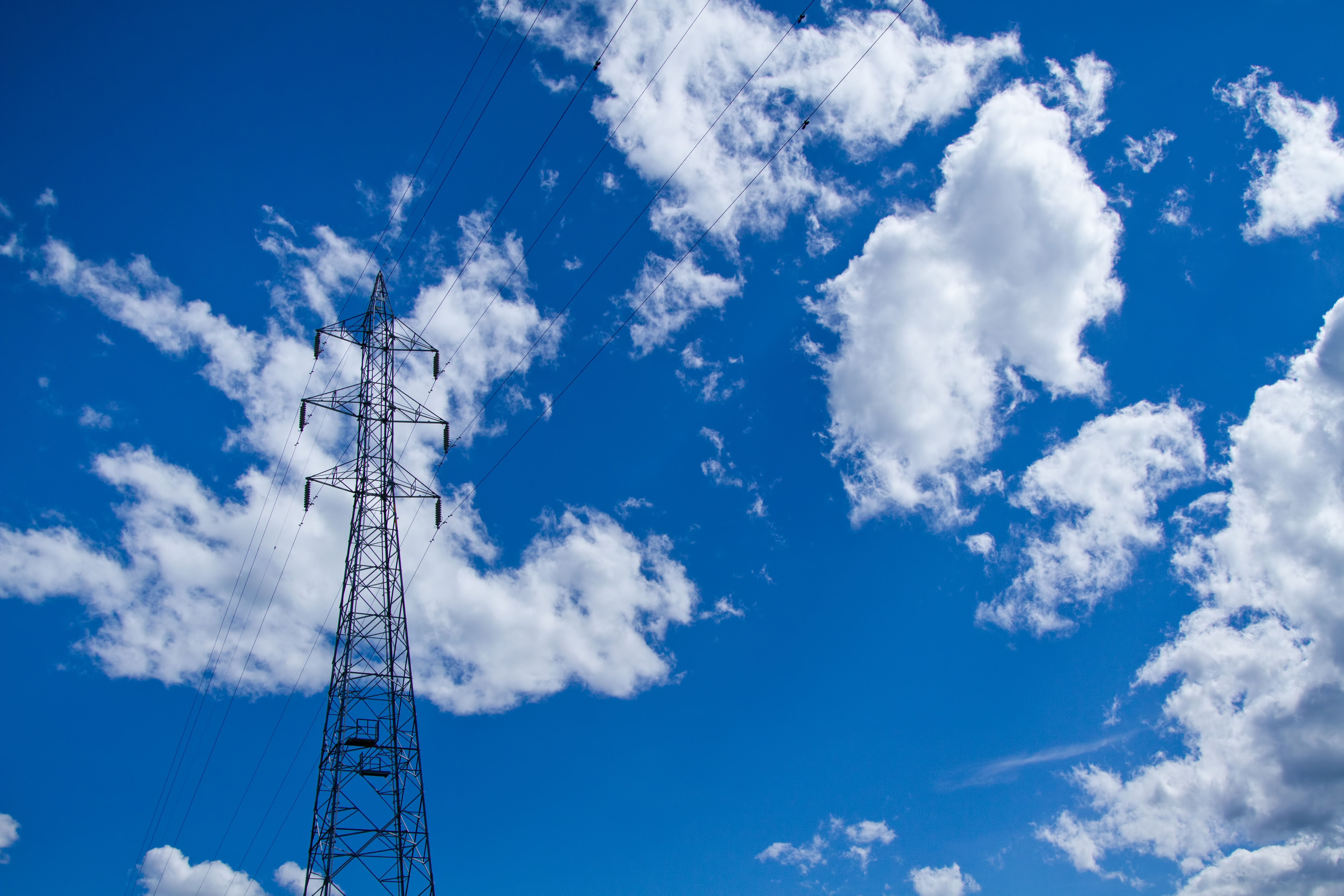 青空 雲と送電線の写真を無料ダウンロード フリー素材 ぱくたそ