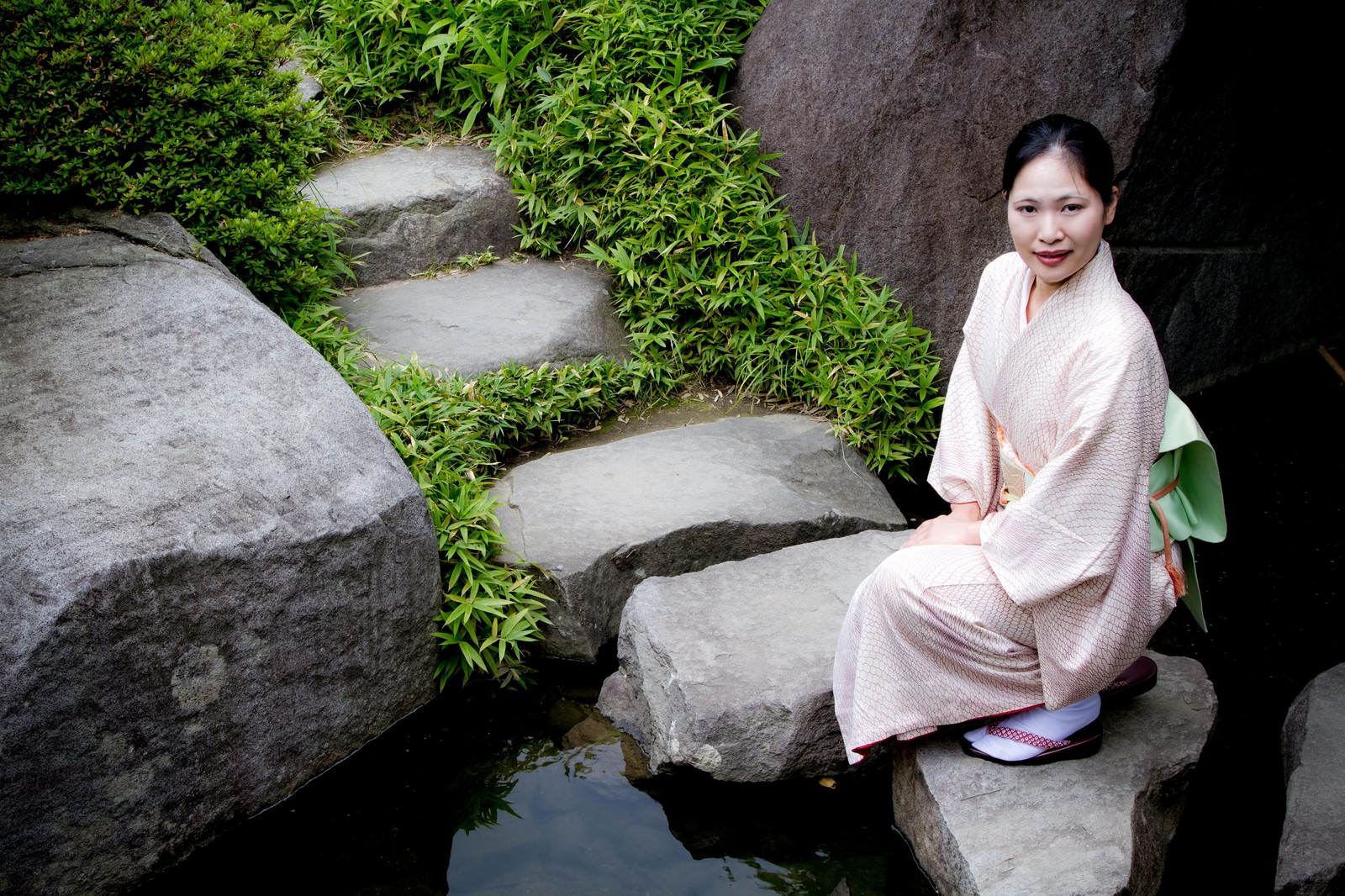 池の踏石にしゃがみこむ着物の女性の写真を無料ダウンロード フリー素材 ぱくたそ