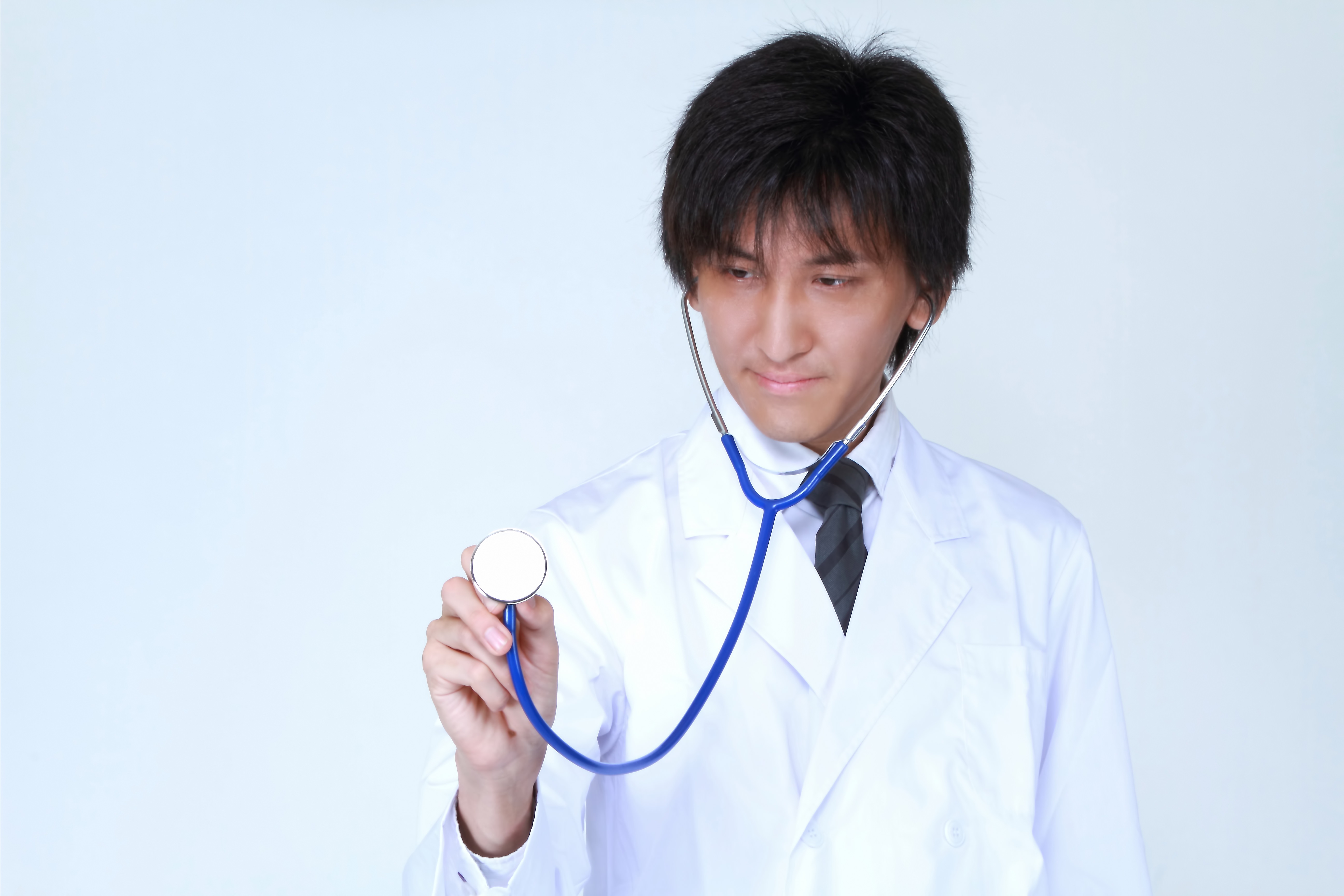 聴診器を使う医師の写真を無料ダウンロード フリー素材 ぱくたそ