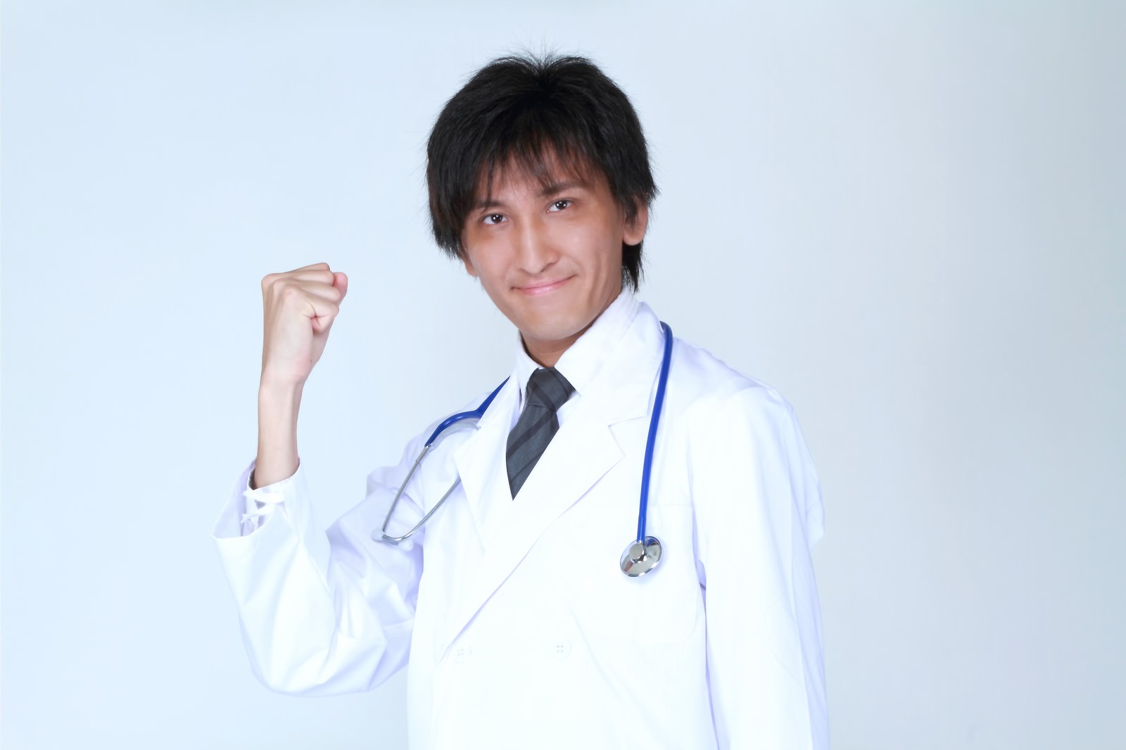 ガッツポーズをする医師のフリー素材 ぱくたそ