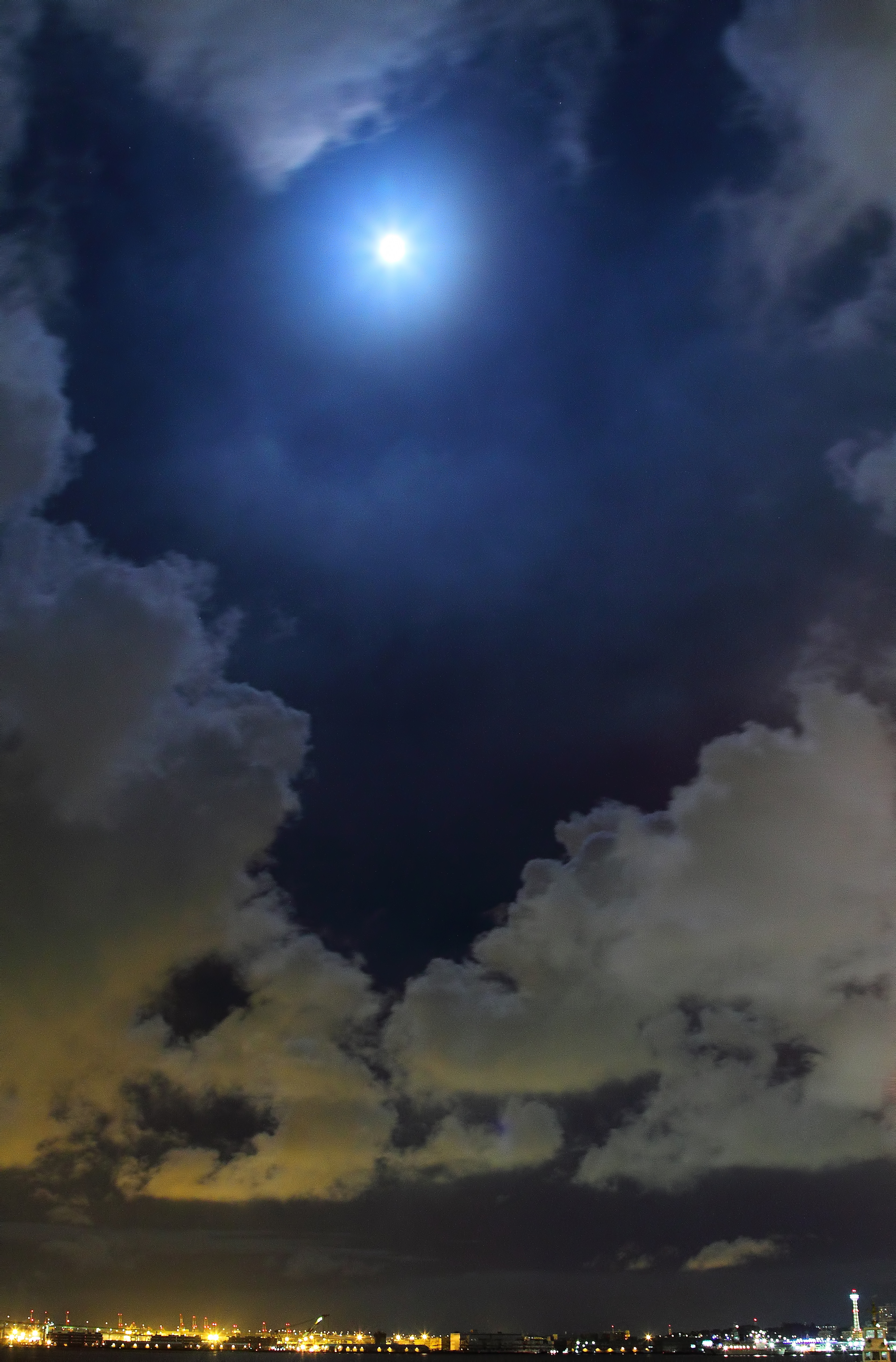 眩しい満月と横浜の夜景の写真 画像 を無料ダウンロード フリー素材のぱくたそ