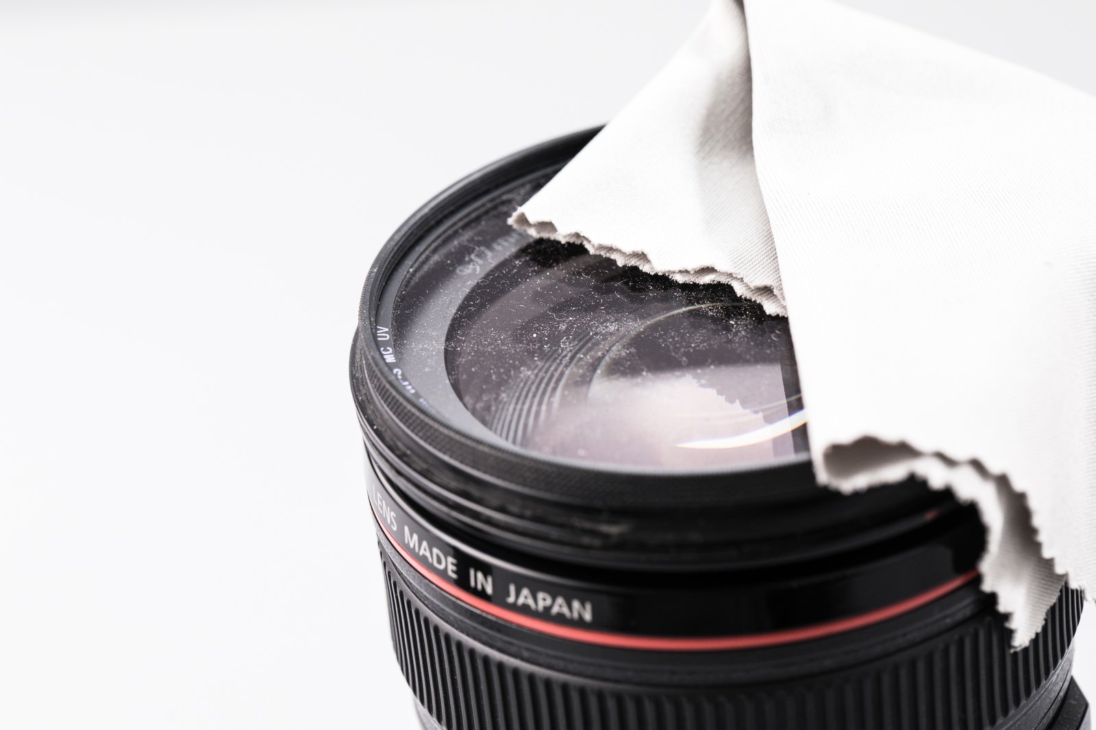「埃が付着したレンズとクロス」の写真