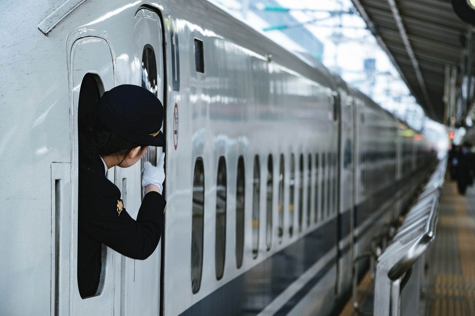 出発直前の安全確認をする車掌の写真 画像 を無料ダウンロード フリー素材のぱくたそ