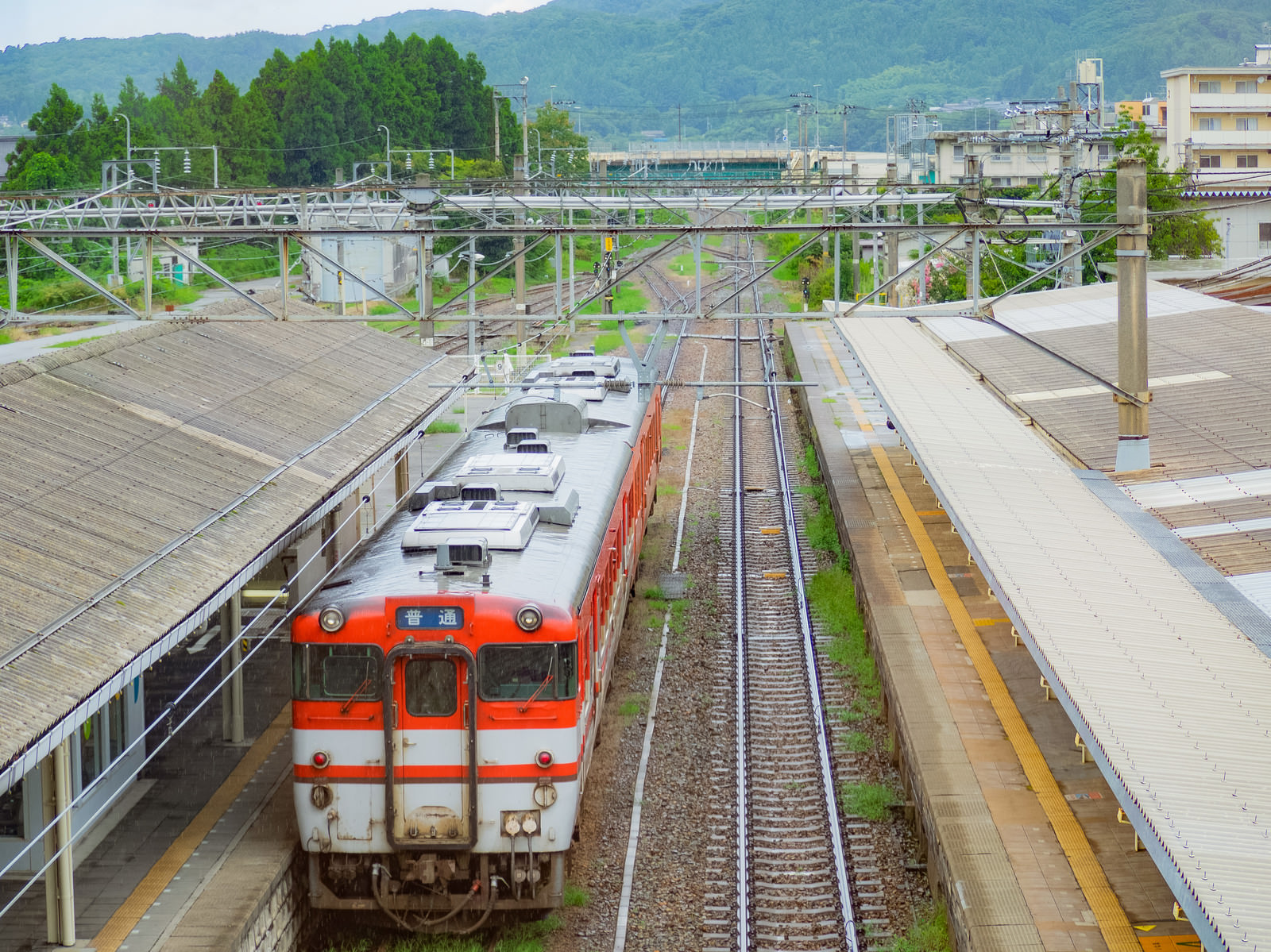 「JR村上駅から出発する電車（キハ40系）」