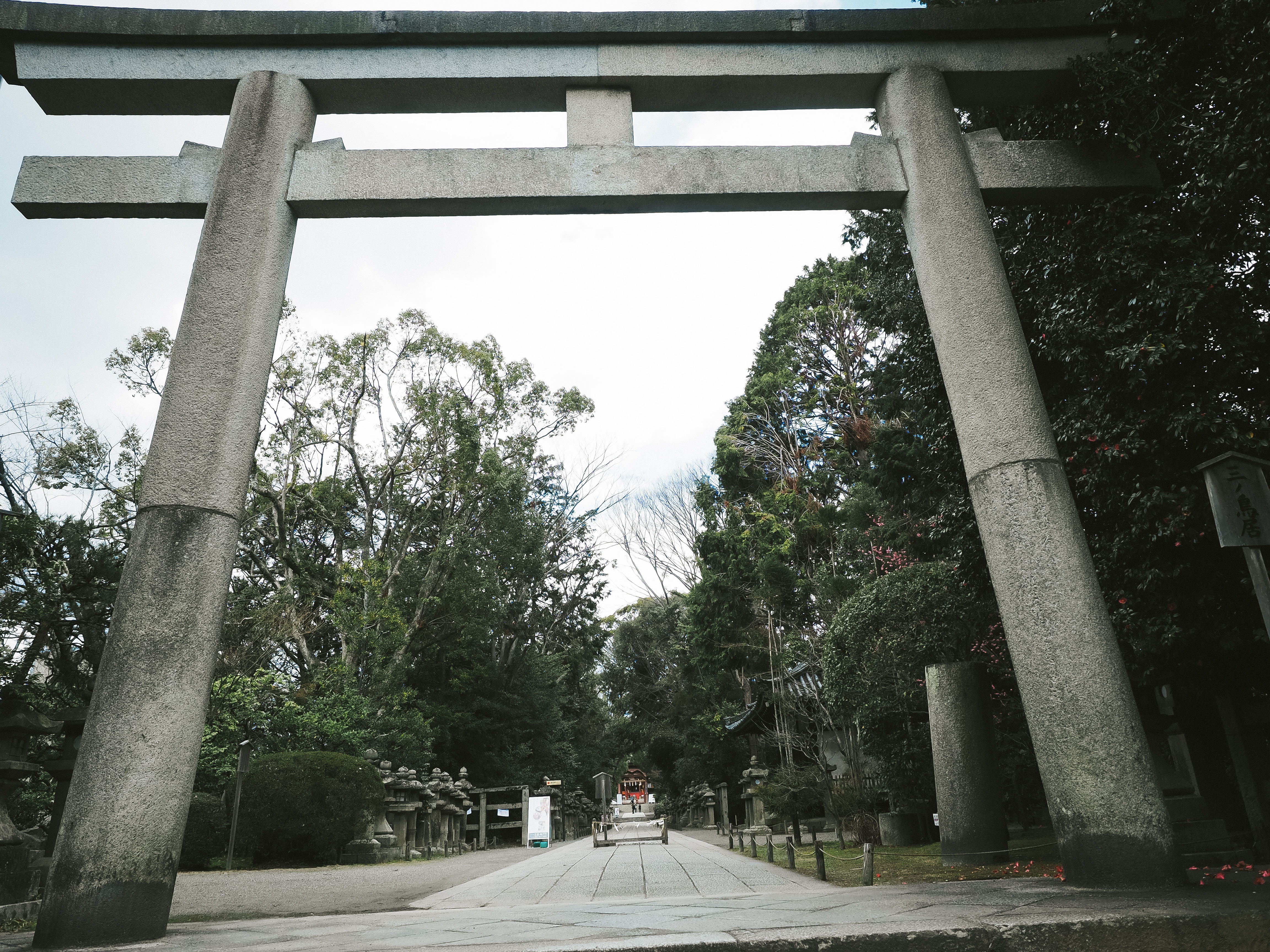 石清水八幡宮の三ノ鳥居と参道の写真を無料ダウンロード フリー素材 ぱくたそ